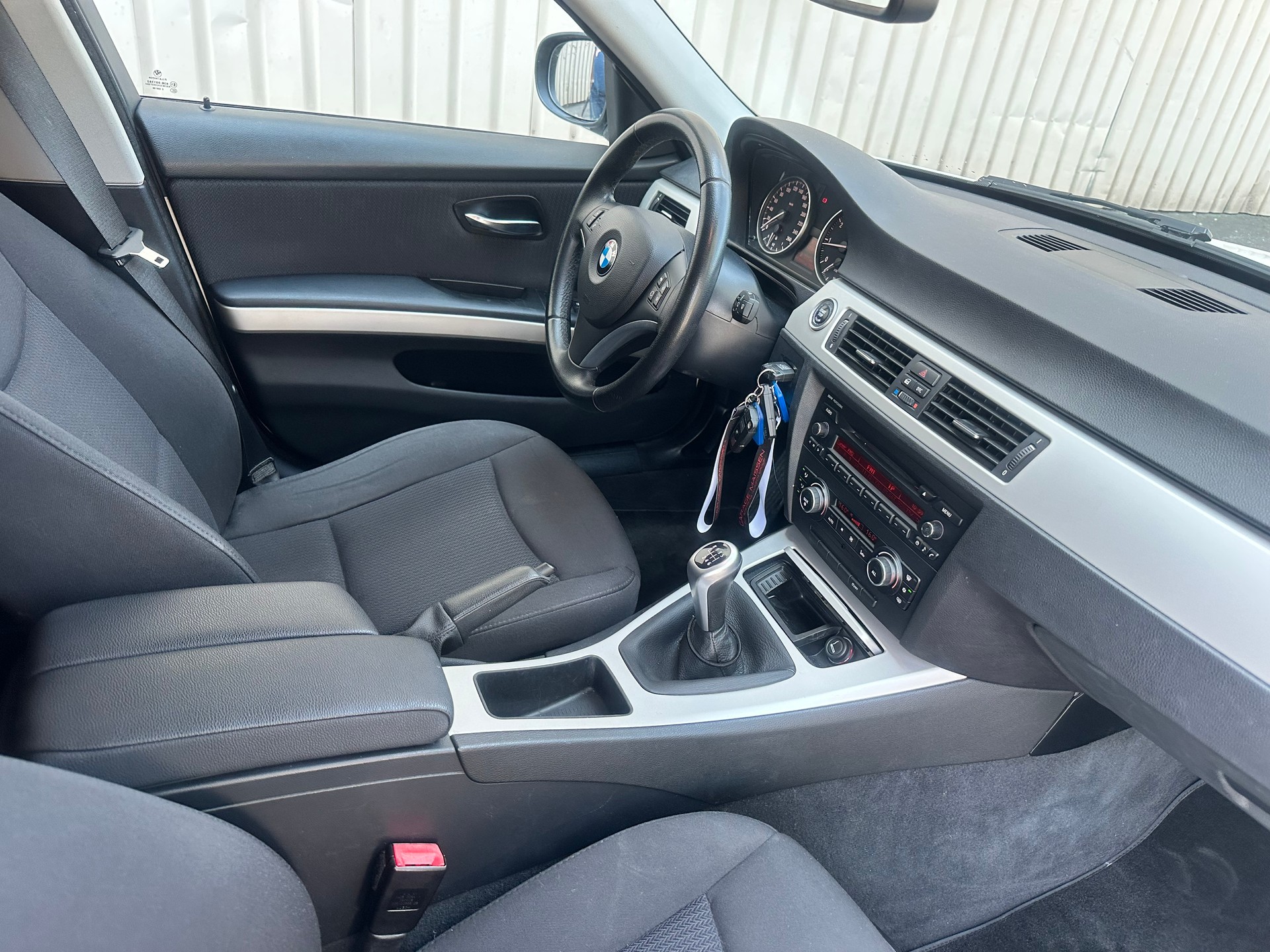 BMW 318i Touring-image-15