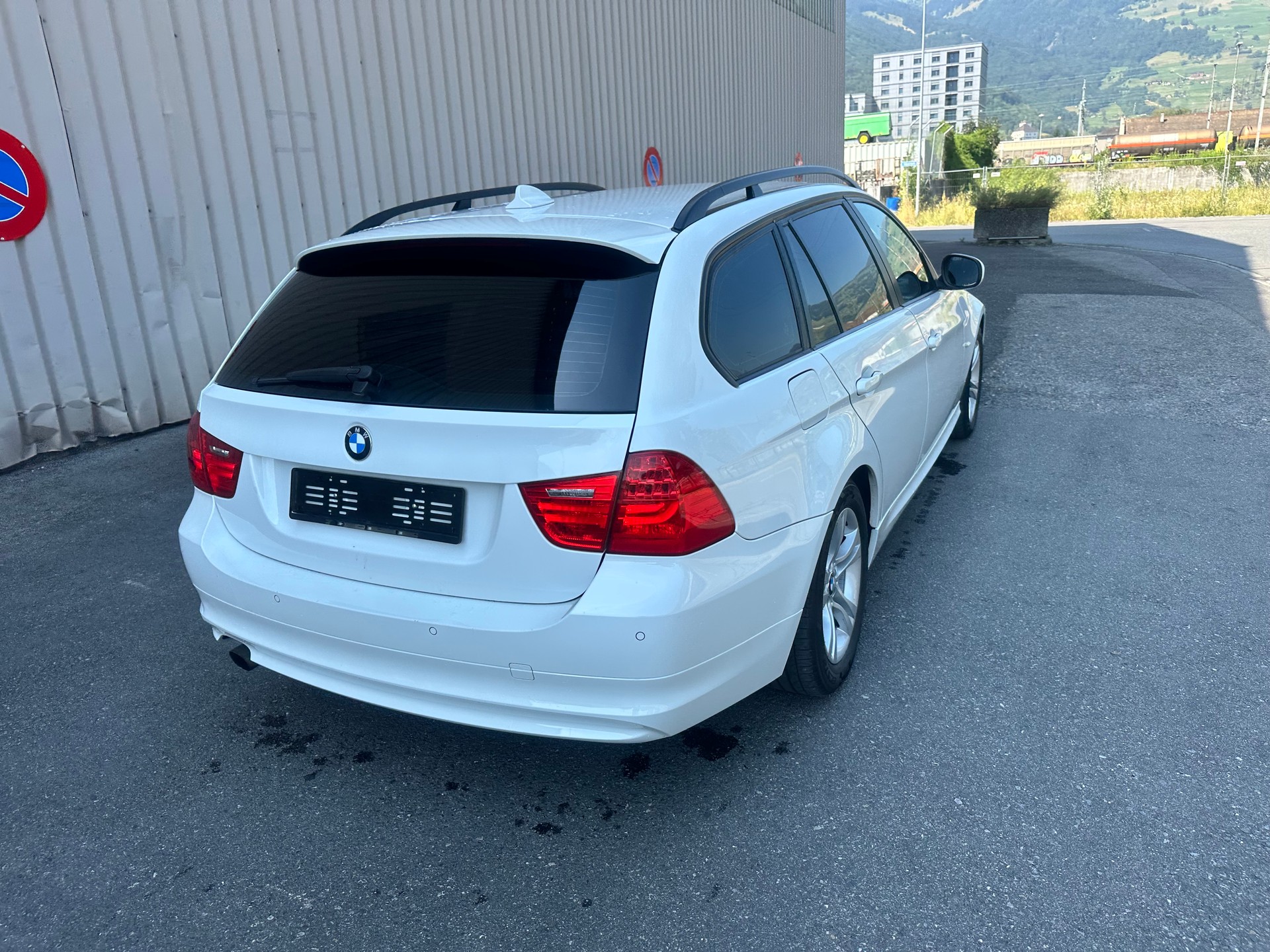 BMW 318i Touring-image-7