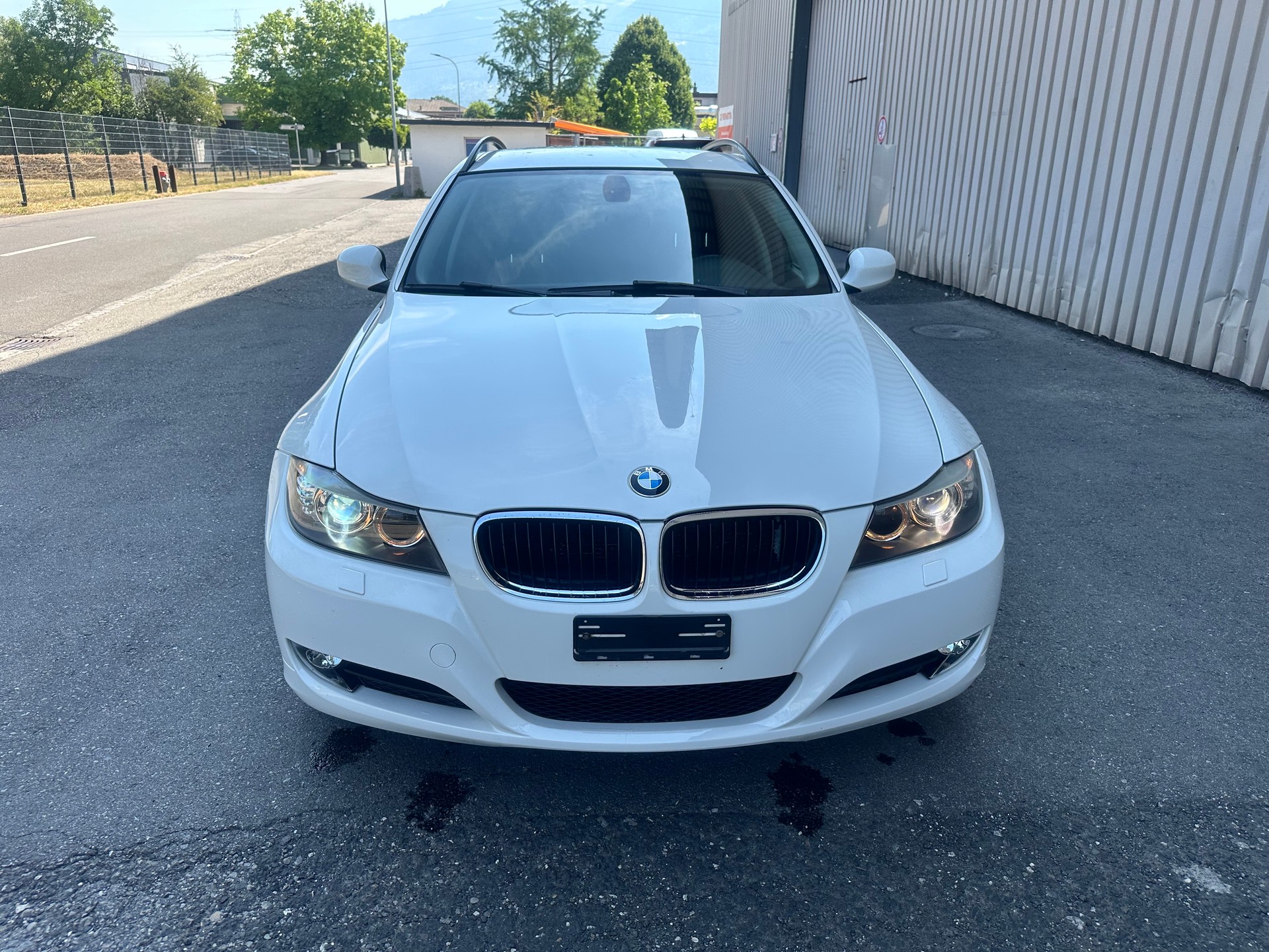 BMW 318i Touring-image-0