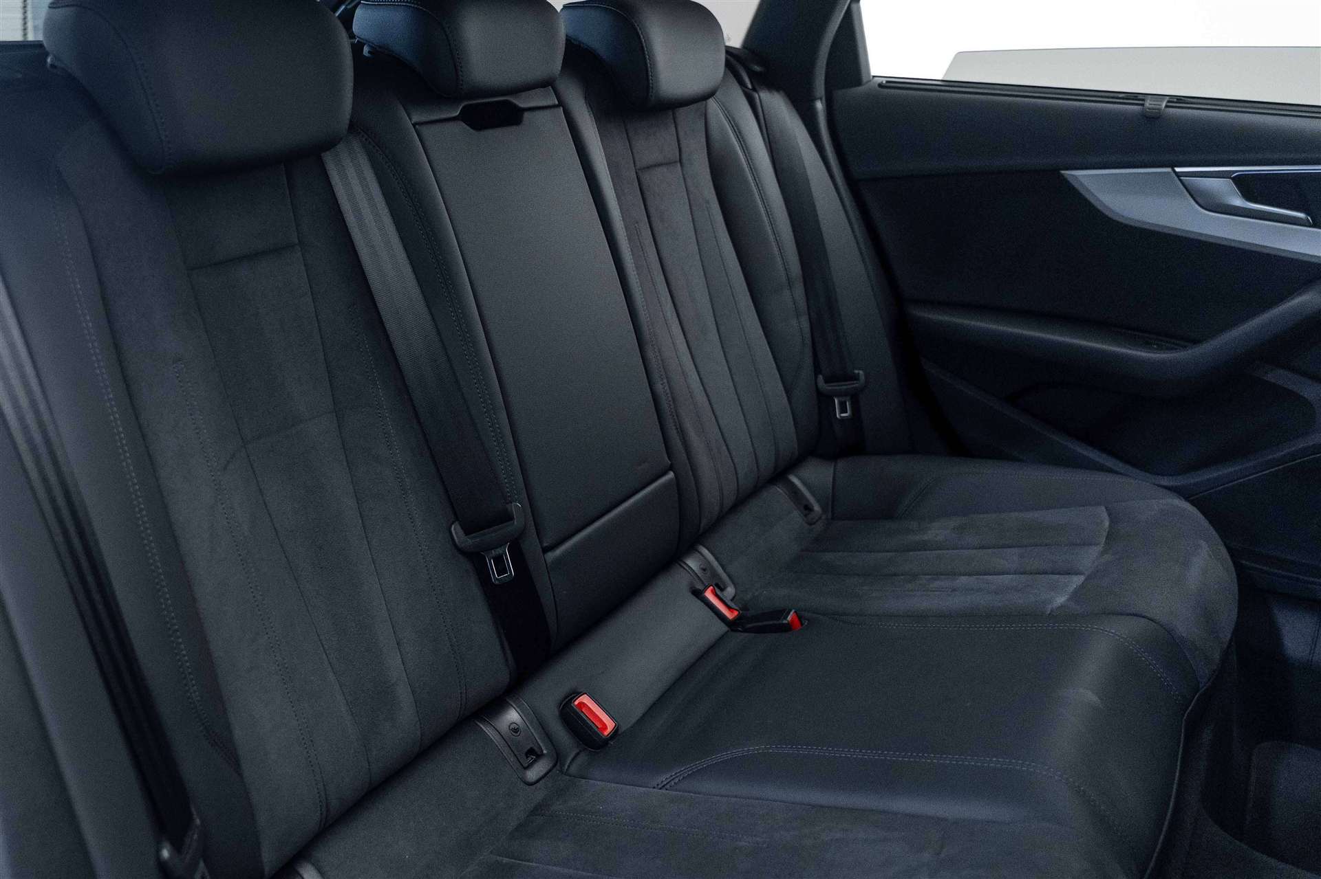 AUDI A4 Avant 45 TFSI S line S-tronic quattro-image-16