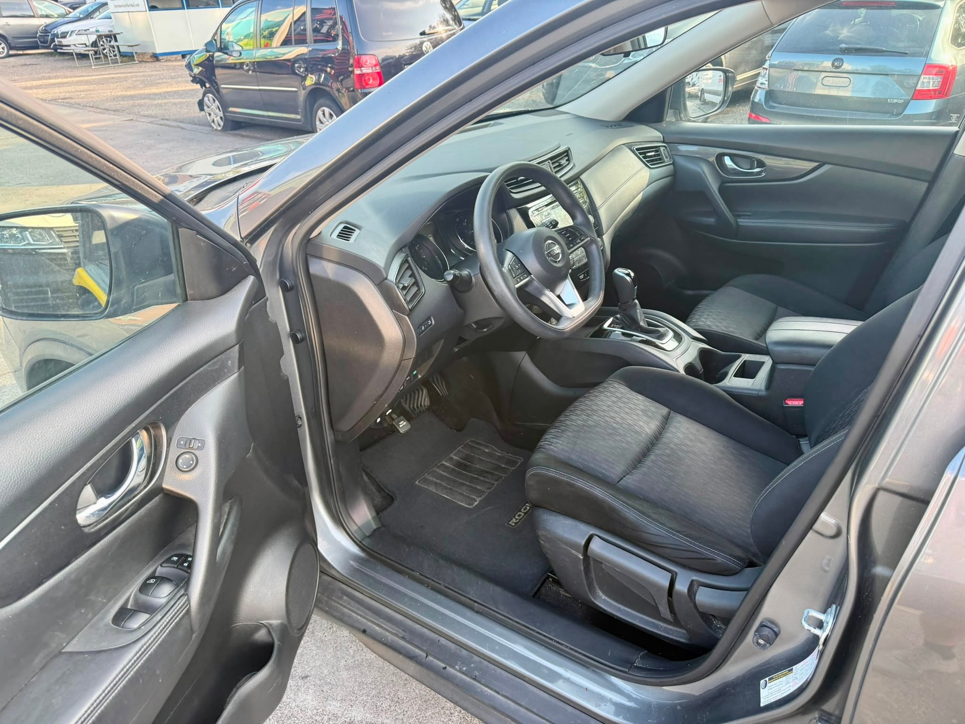 NISSAN Rogue-image-12