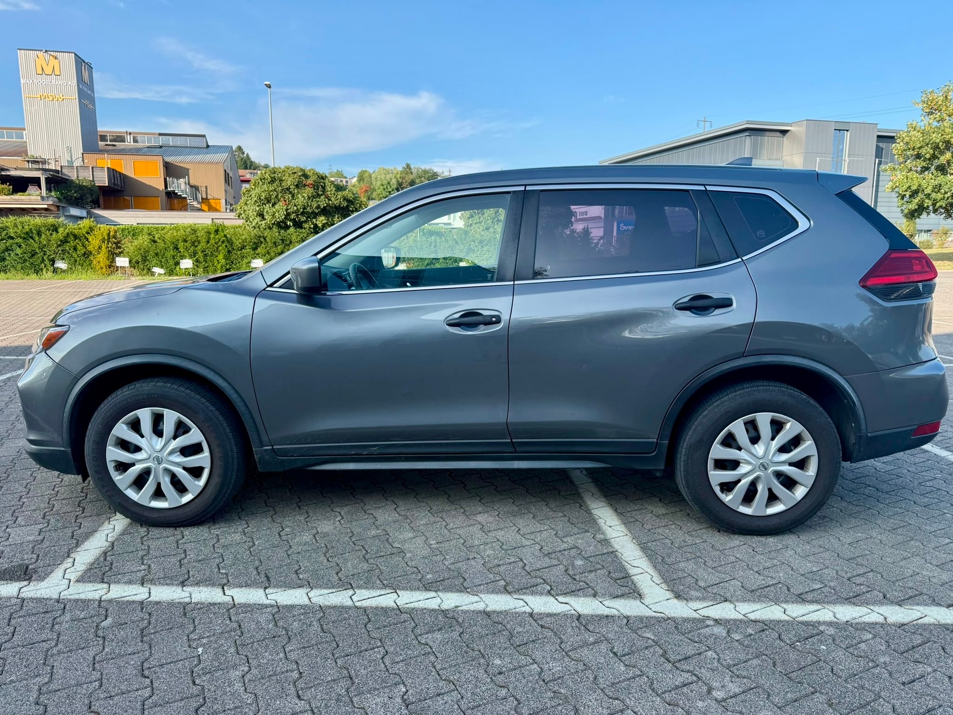 NISSAN Rogue-image-4