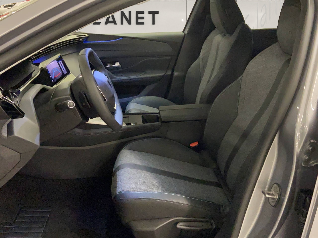PEUGEOT 408 1.6 PHEV 180 Allure Pack-image-4