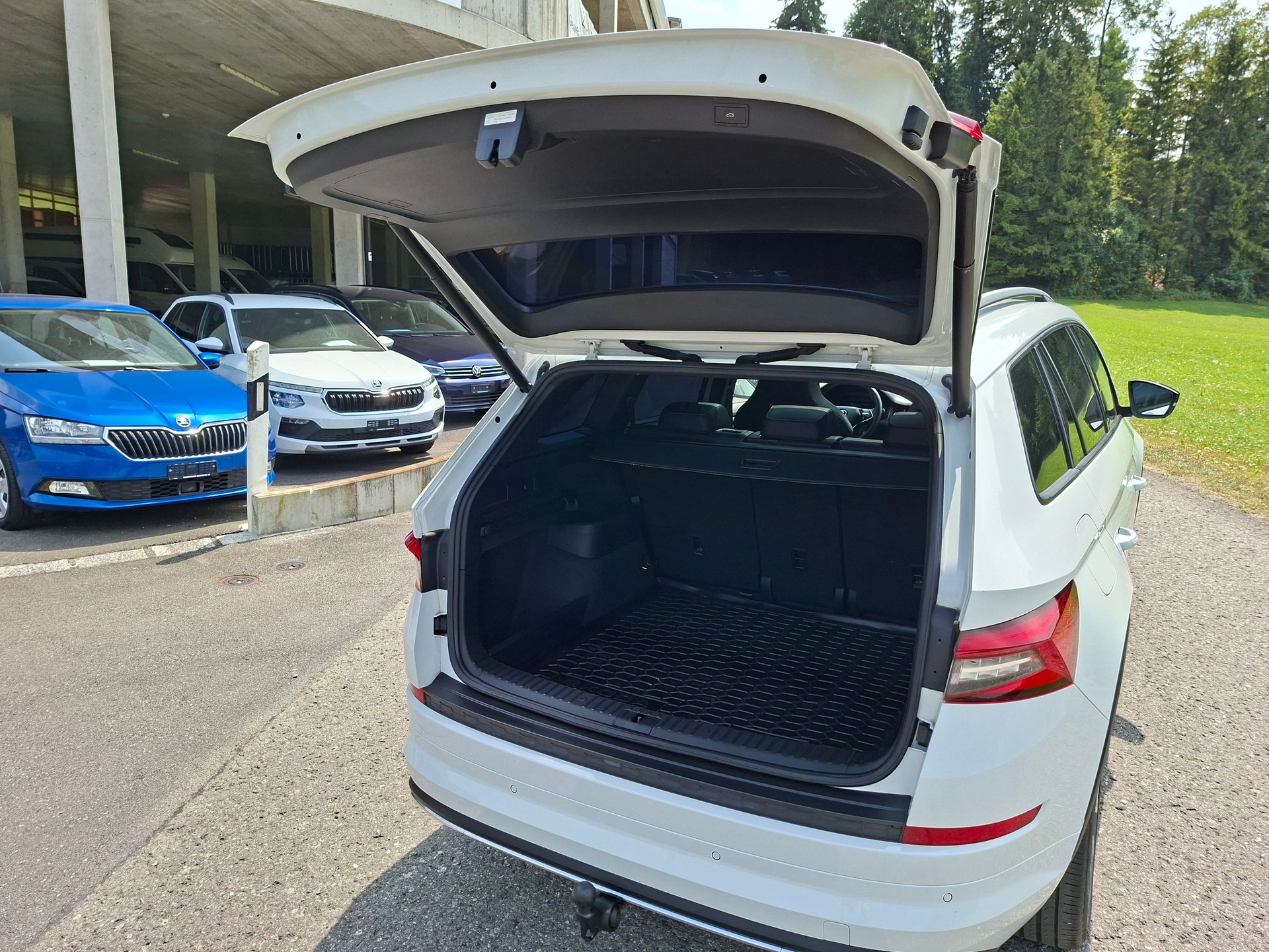 SKODA Kodiaq 2.0 TSI 4x4 Sport Line *8-fach bereift+AHK+Panodach*-image-6