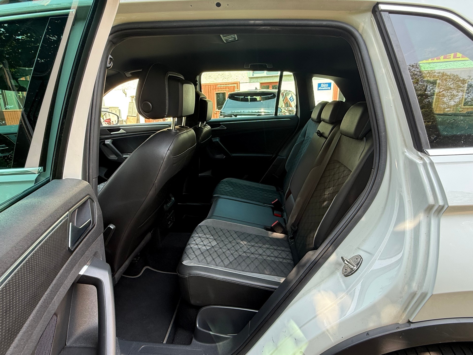 VW Tiguan 2.0 TDI SCR R-Line 4Motion DSG-image-11