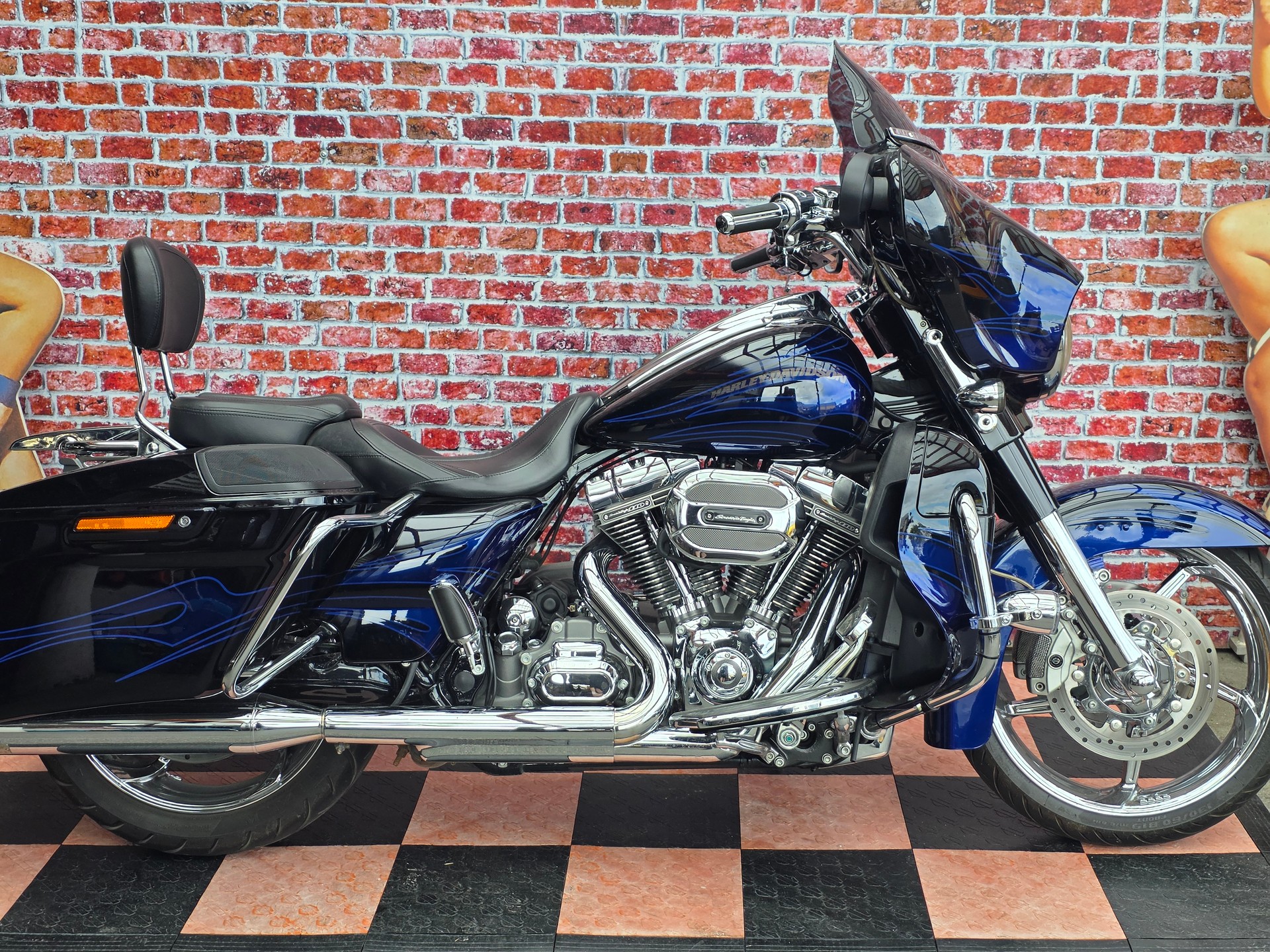 HARLEY-DAVIDSON FLHXSE Street Glide ABS CVO-showroom-element-2