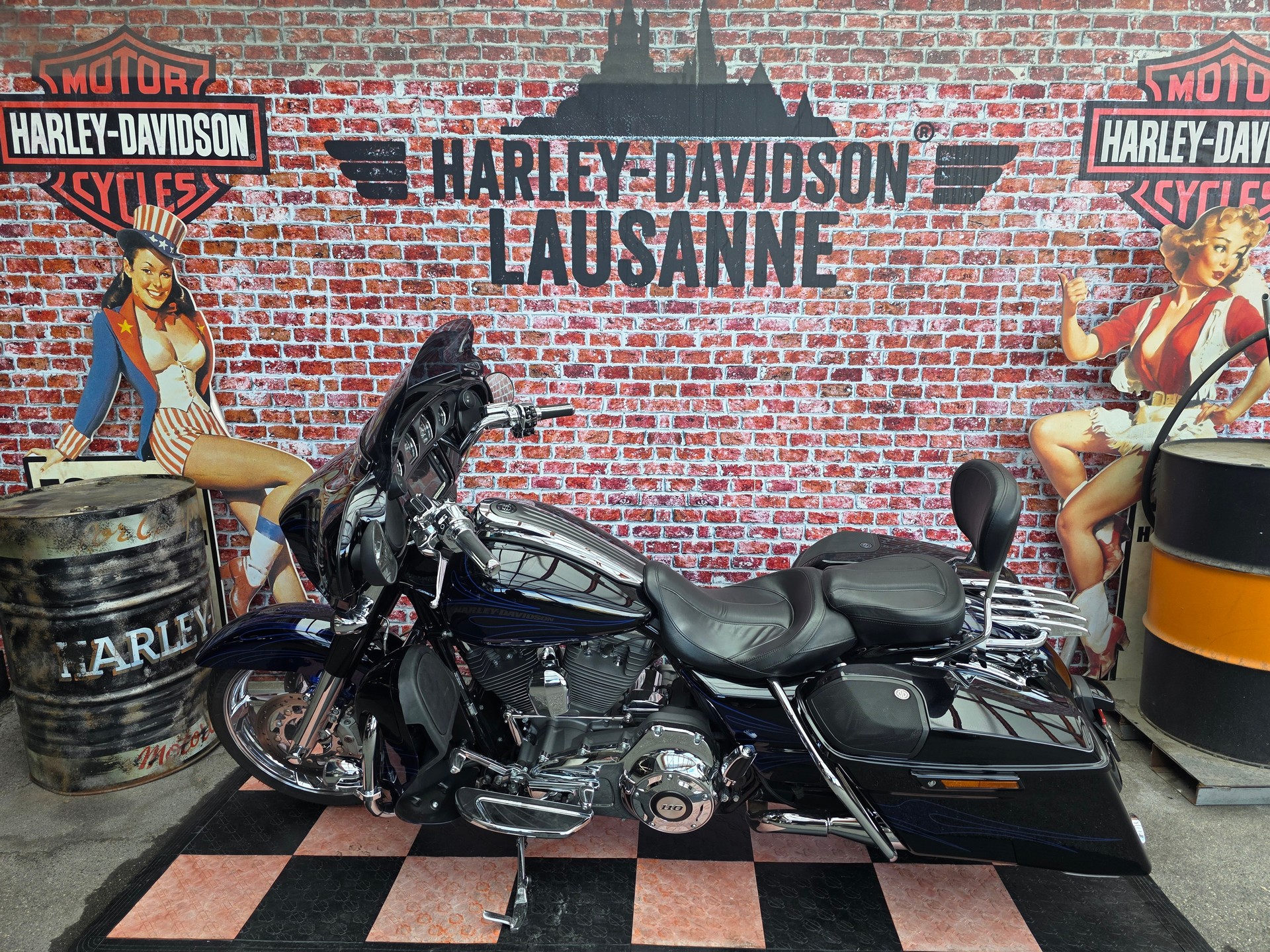 HARLEY-DAVIDSON FLHXSE Street Glide ABS CVO-showroom-element-1