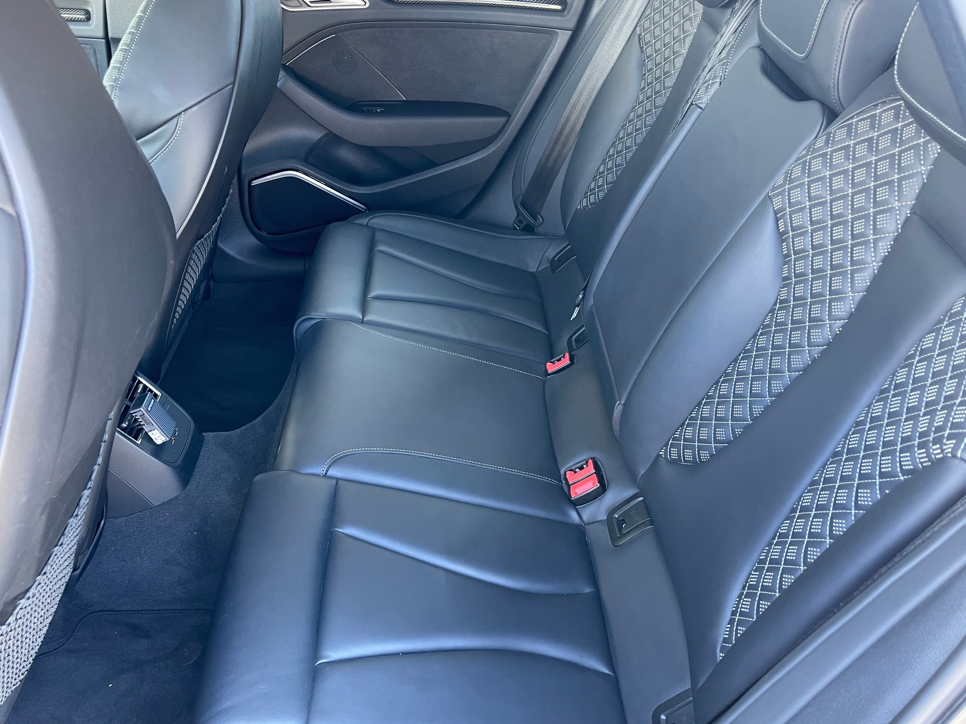 AUDI RS3 Sportback 2.5 TSI quattro S-tronic-image-9