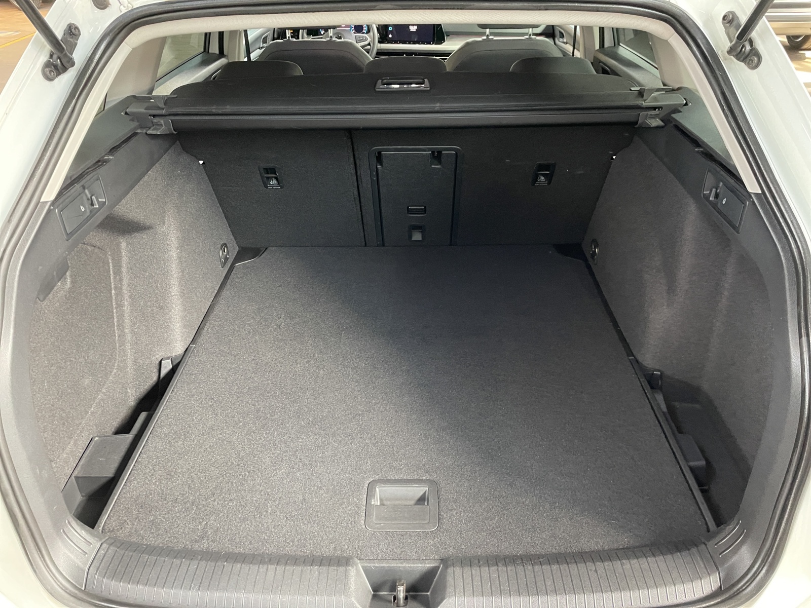 VW Golf VIII Variant 2.0 TDI Life DSG 4motion-image-10