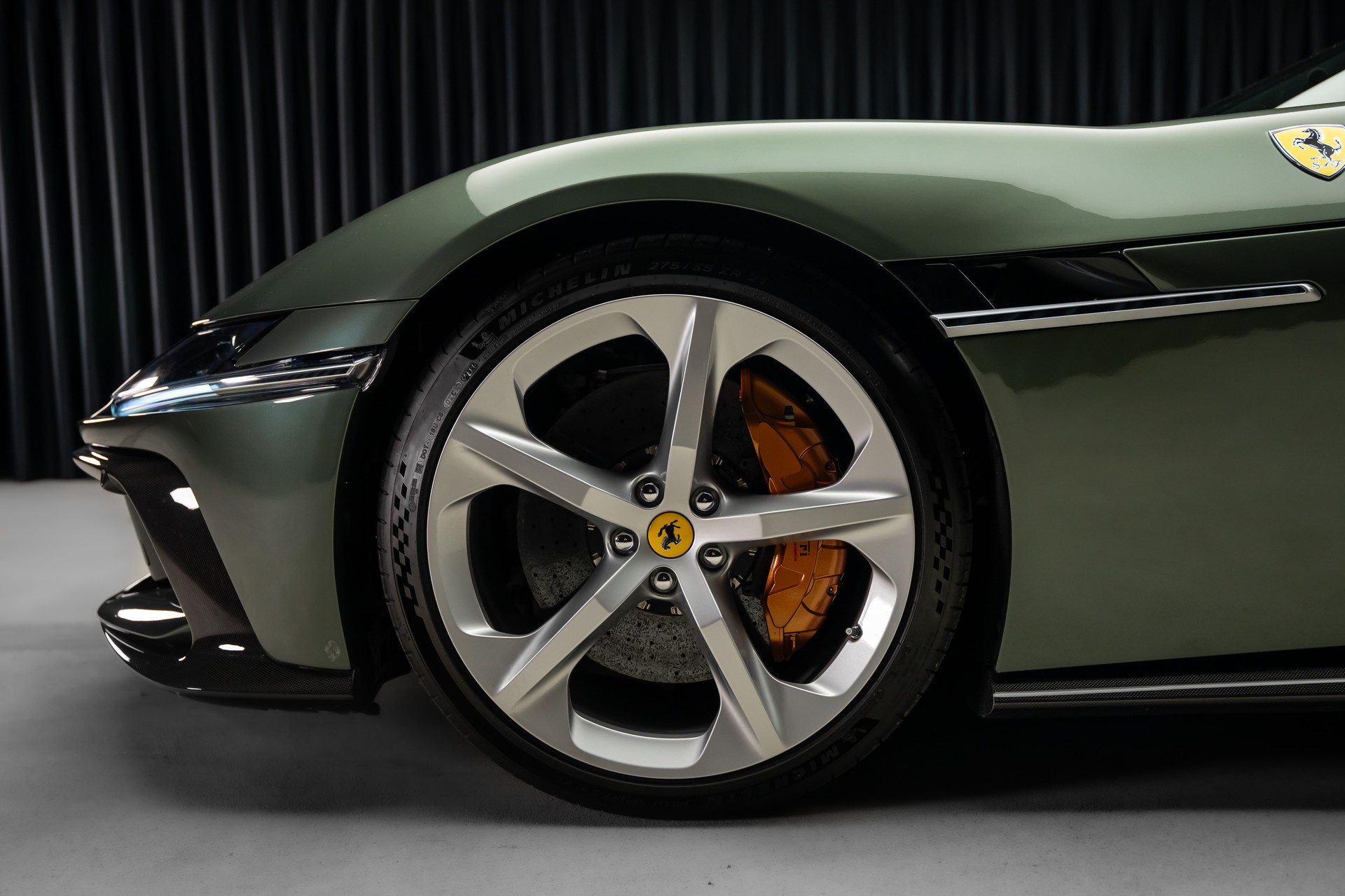 FERRARI 12 Cilindri-showroom-element-3