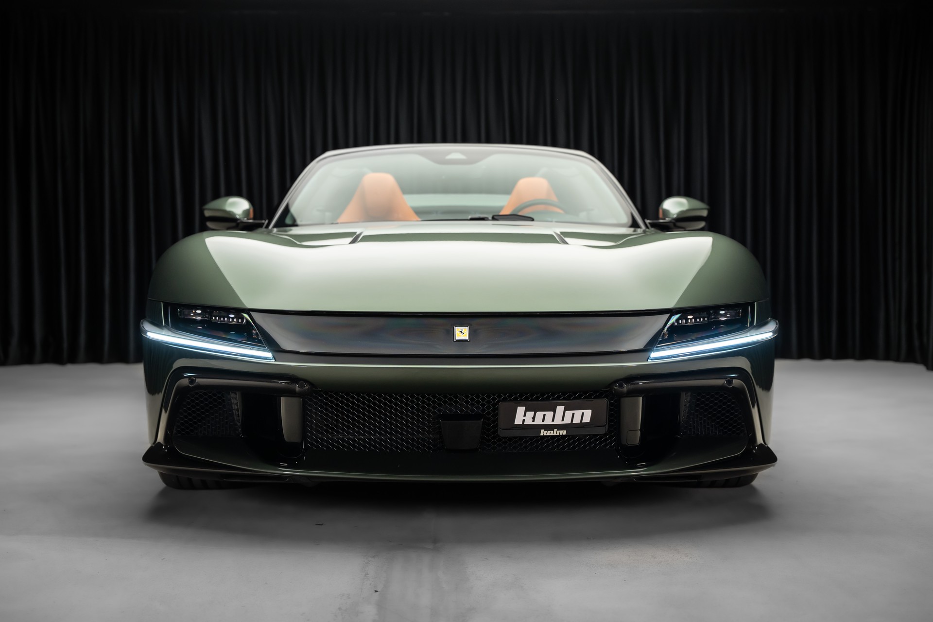 FERRARI 12 Cilindri-showroom-element-1