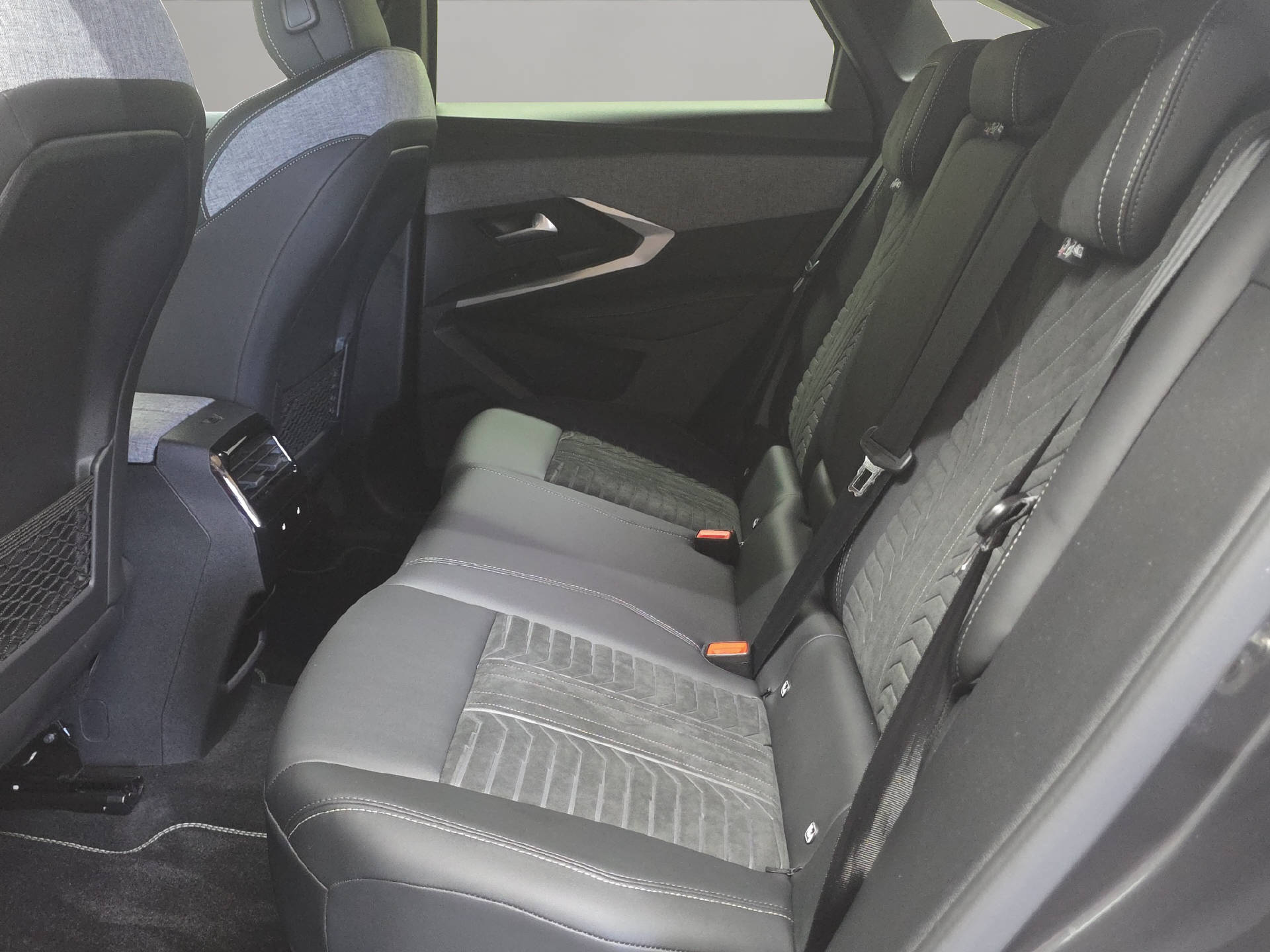 PEUGEOT 3008 1.2 Hybrid GT-image-9