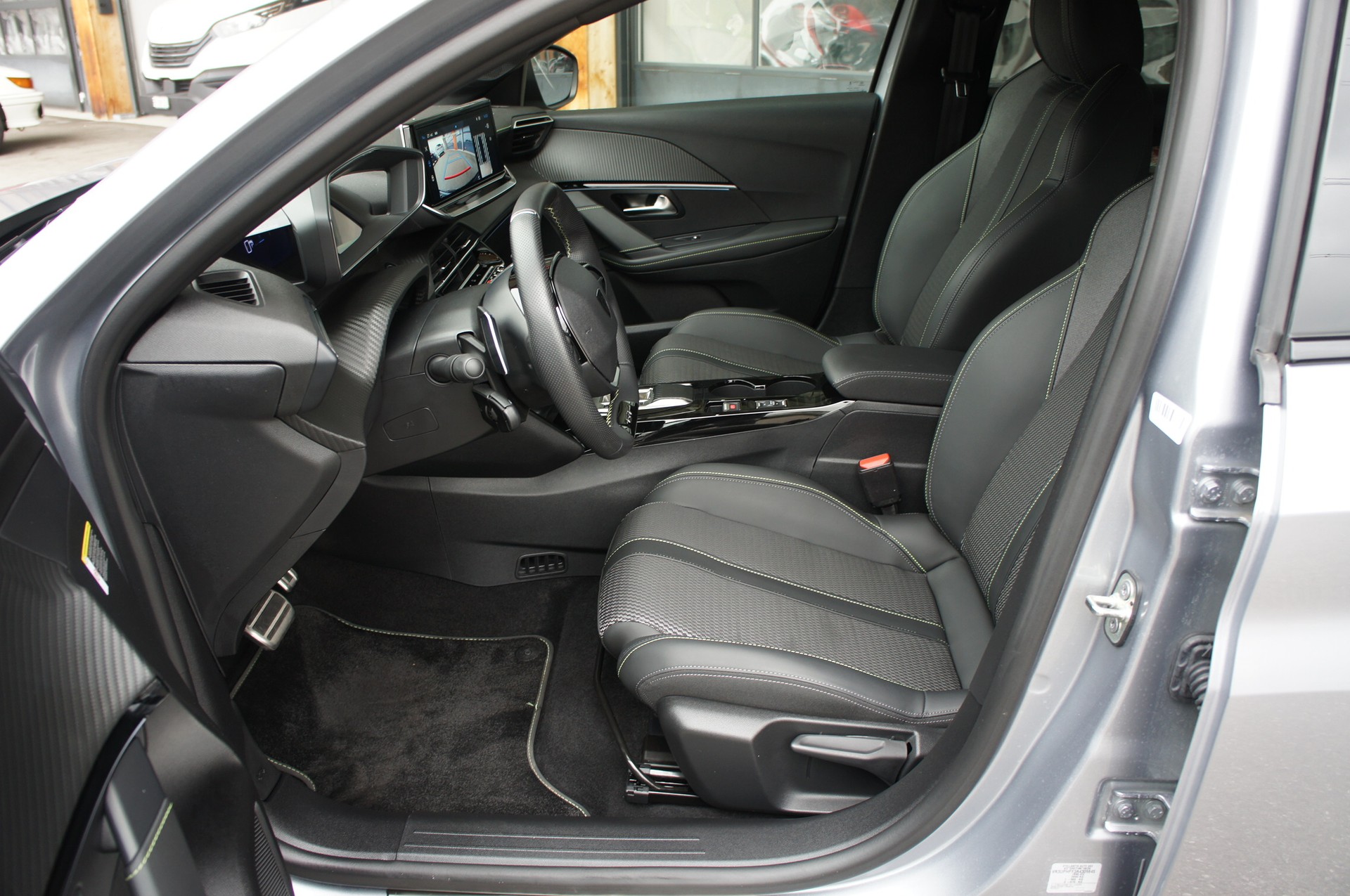 PEUGEOT 208 1.2 MHEV 145 GT-image-10