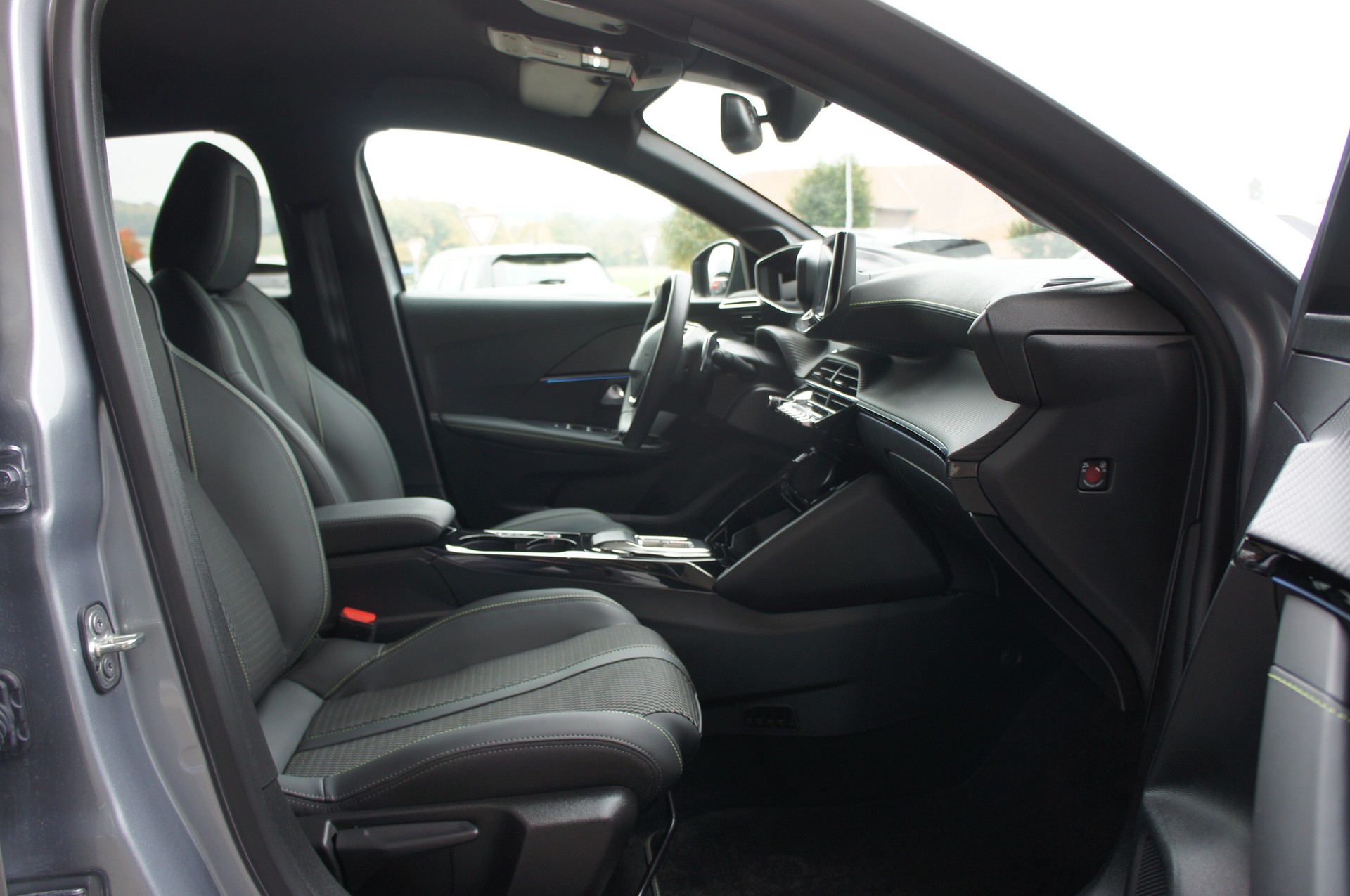 PEUGEOT 208 1.2 MHEV 145 GT-image-7