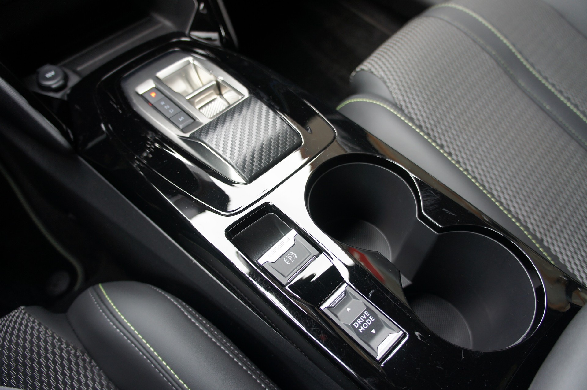 PEUGEOT 208 1.2 MHEV 145 GT-image-12