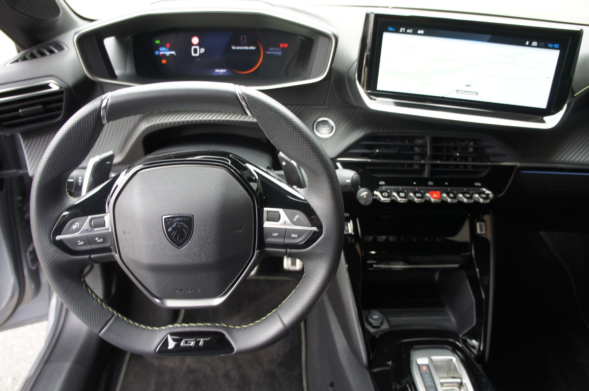 PEUGEOT 208 1.2 MHEV 145 GT-image-17