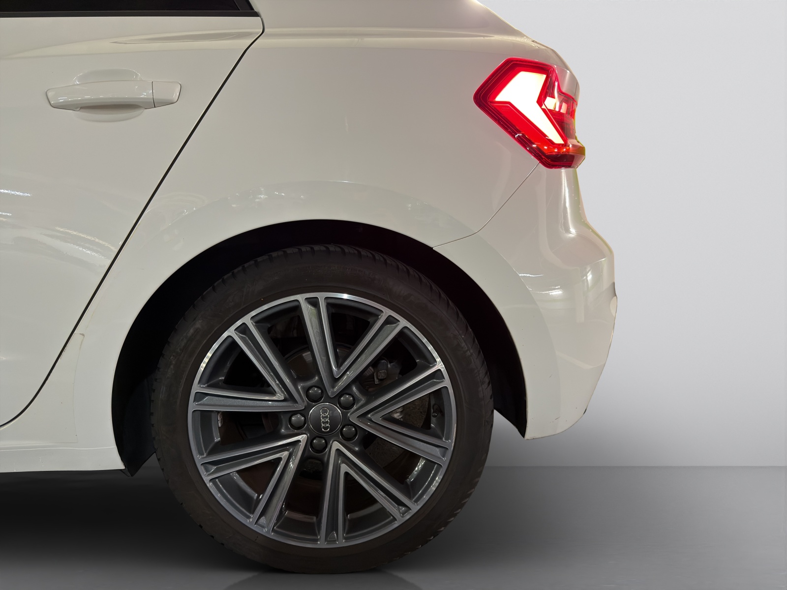 AUDI A1 Sportback 30 TFSI S Line S-tronic-image-26