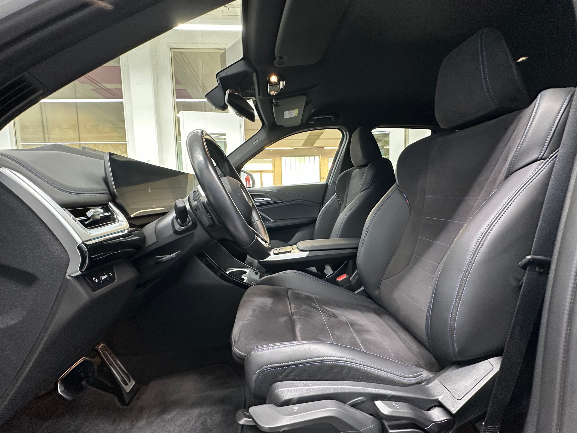 BMW iX1 xDrive 30 M Sport-image-7