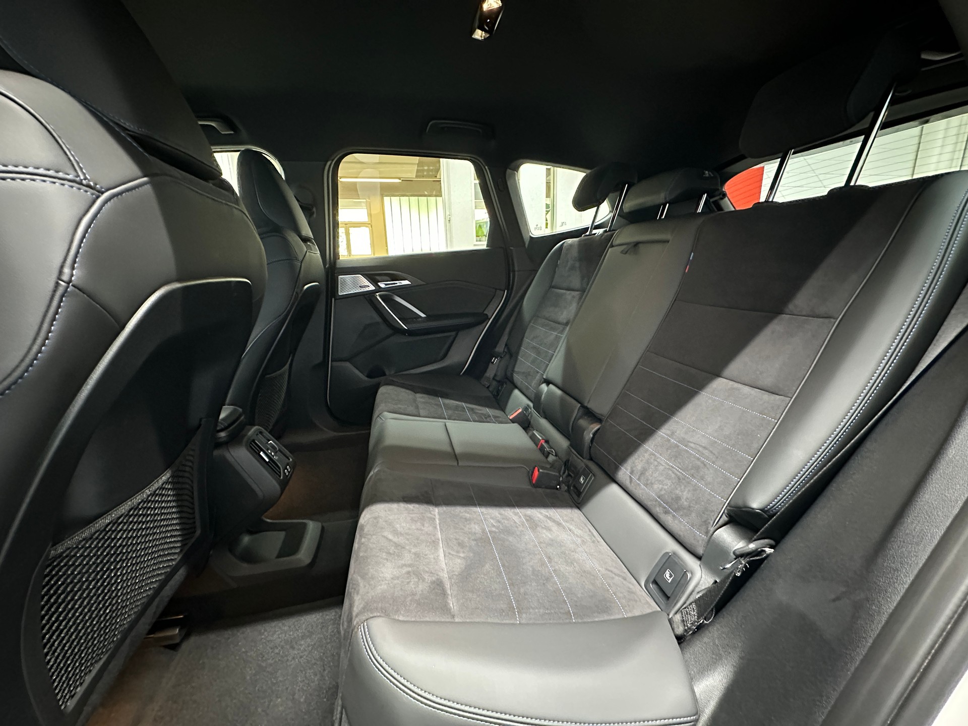 BMW iX1 xDrive 30 M Sport-image-8
