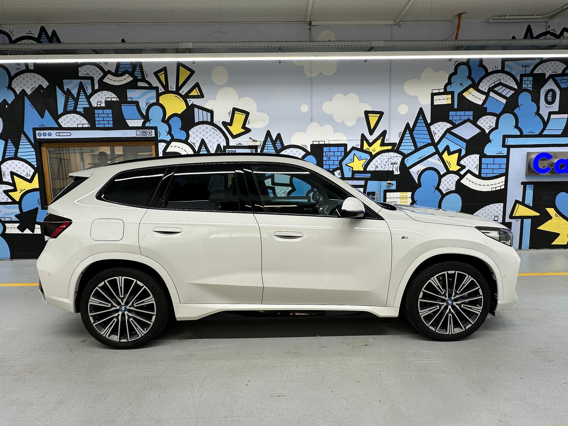 BMW iX1 xDrive 30 M Sport-showroom-element-2