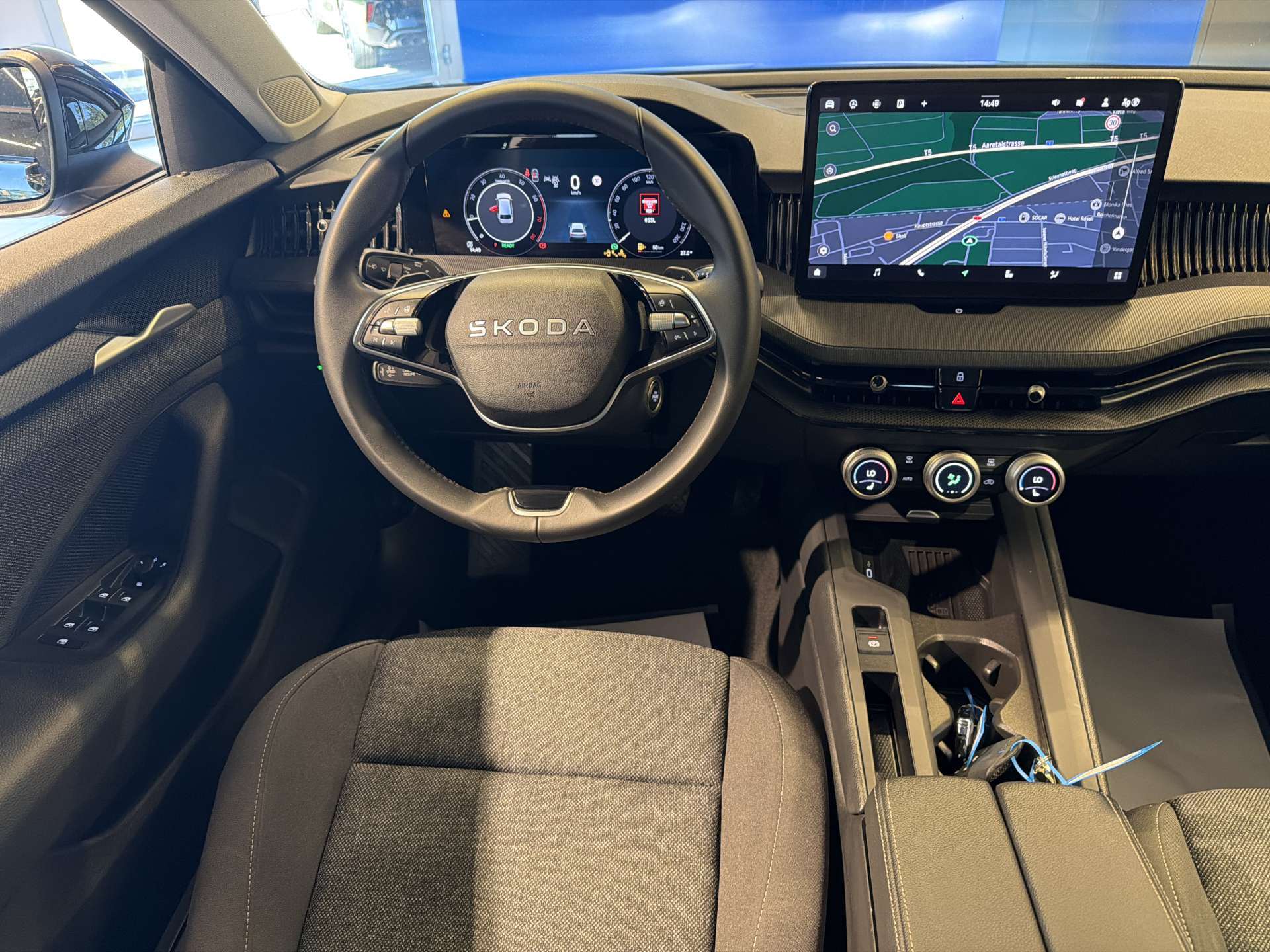 SKODA Superb Combi 1.5 eTSI mHEV Essence DSG-Automat-image-4