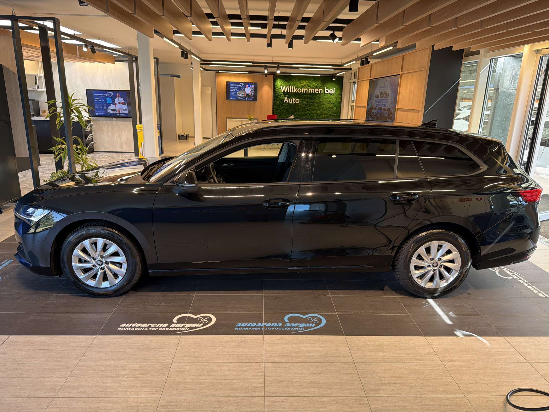 SKODA Superb Combi 1.5 eTSI mHEV Essence DSG-Automat-image-13
