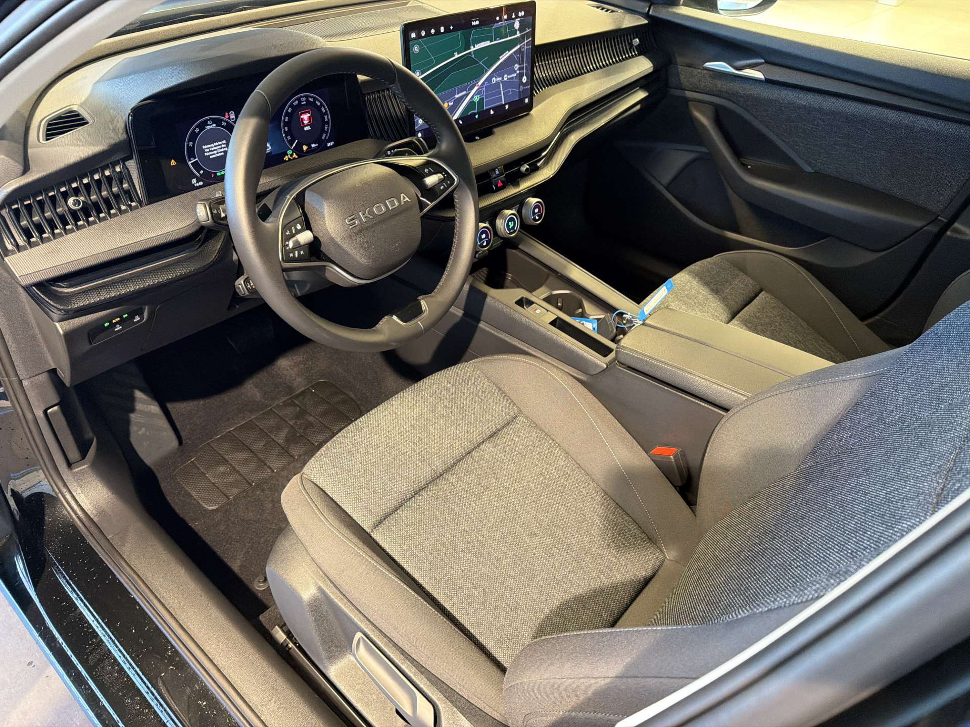 SKODA Superb Combi 1.5 eTSI mHEV Essence DSG-Automat-image-5