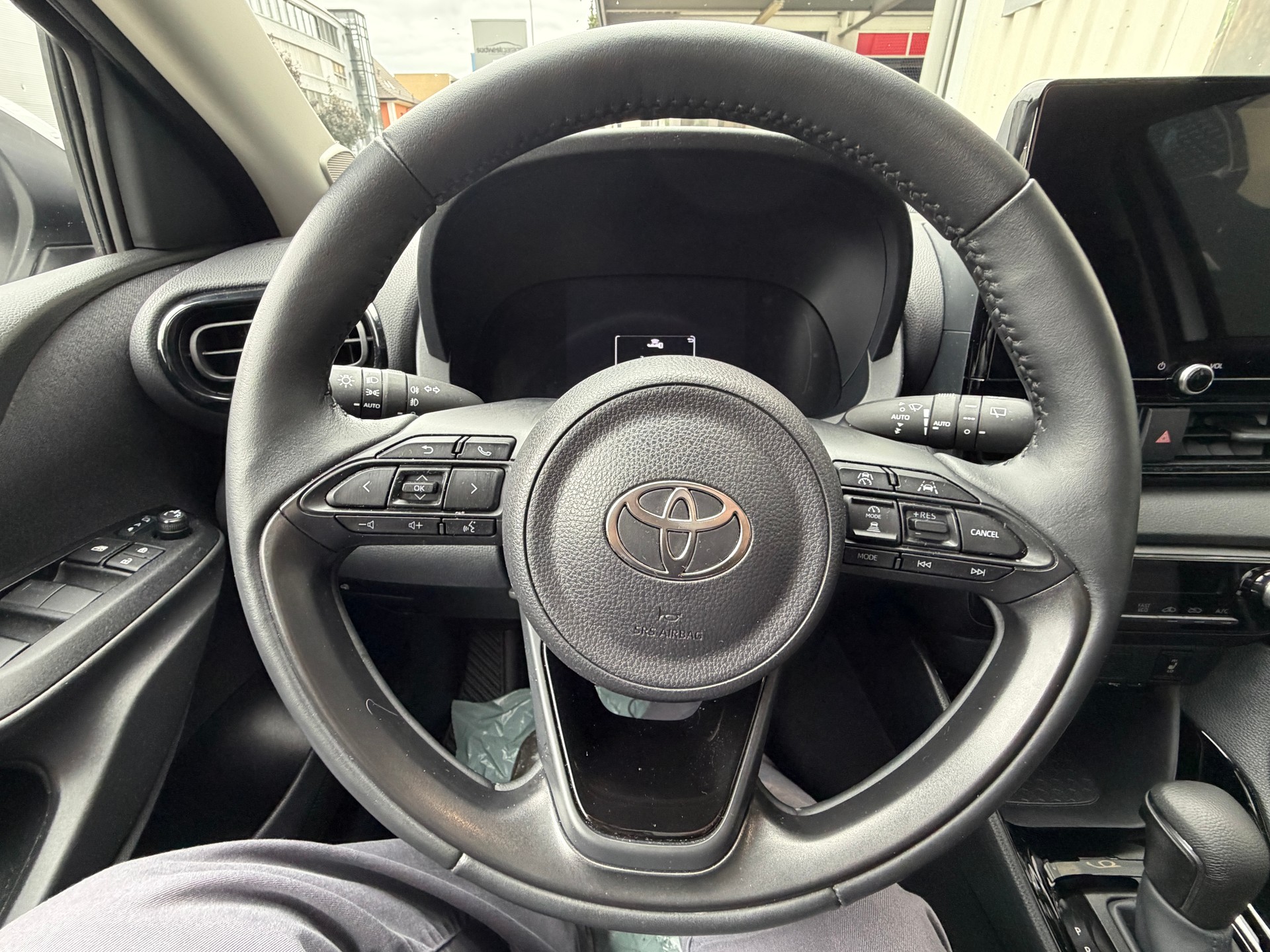 TOYOTA Yaris 1.5 Trend e-CVT-image-12
