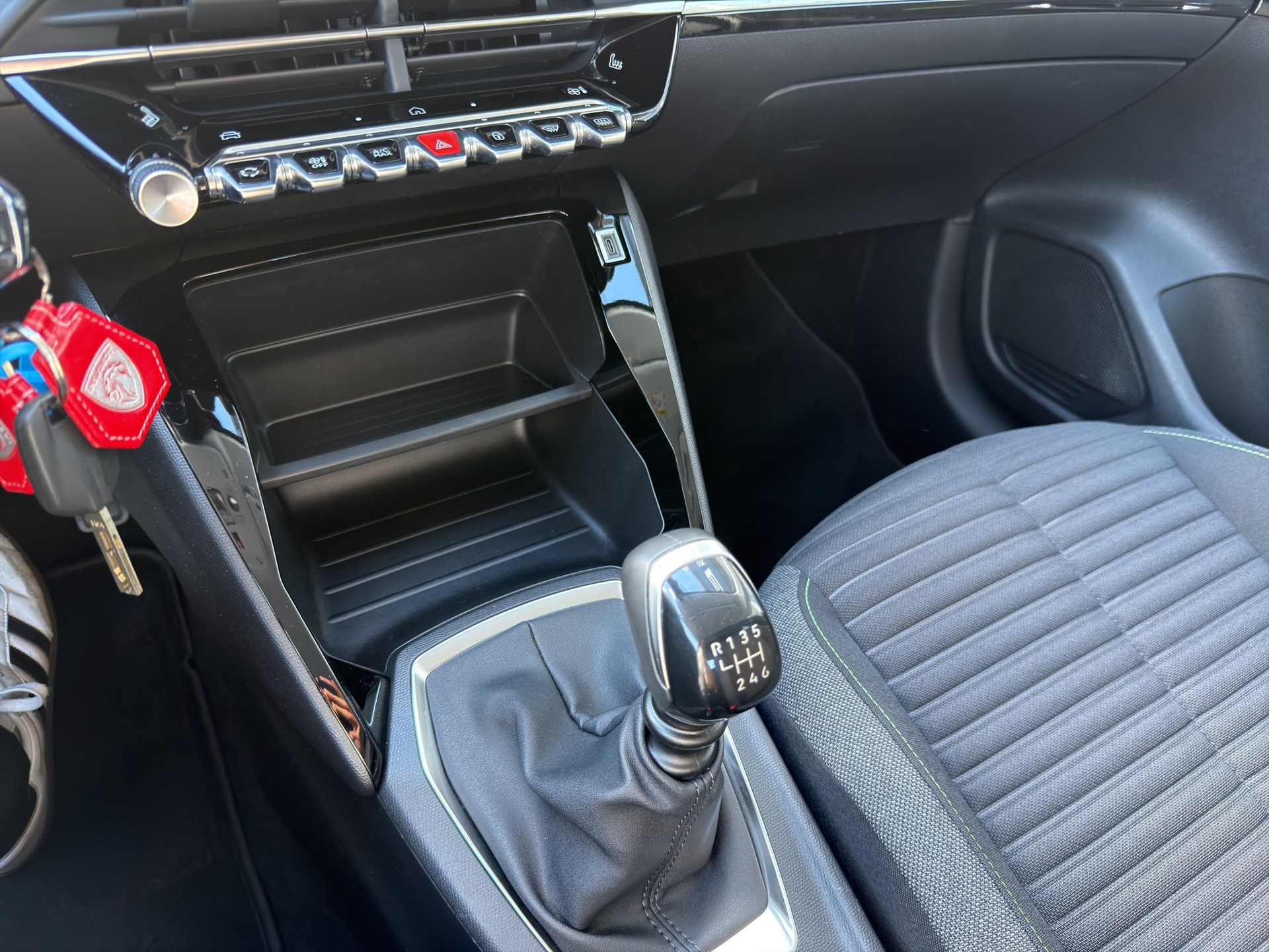 PEUGEOT 208 1.2 Active-image-10