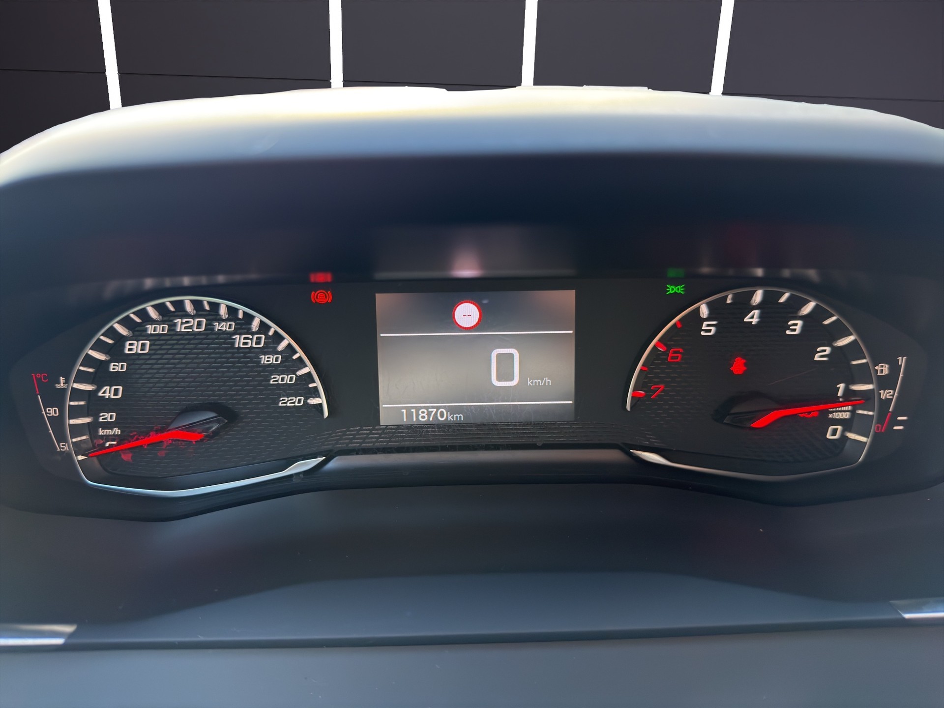 PEUGEOT 208 1.2 Active-image-8