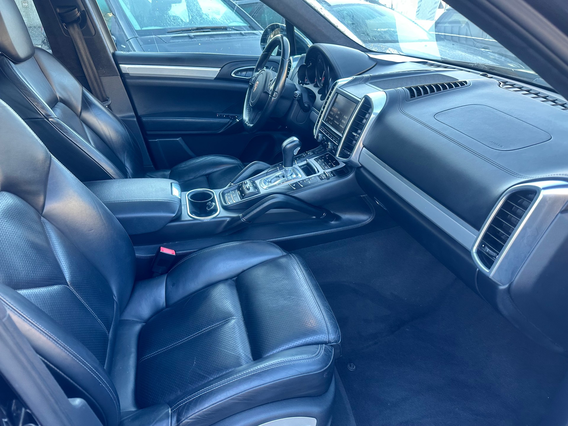 PORSCHE Cayenne Turbo-image-12