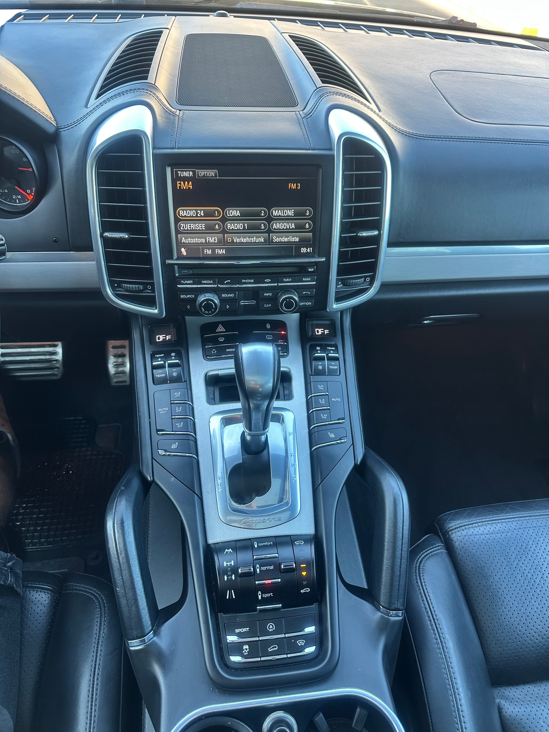 PORSCHE Cayenne Turbo-image-9