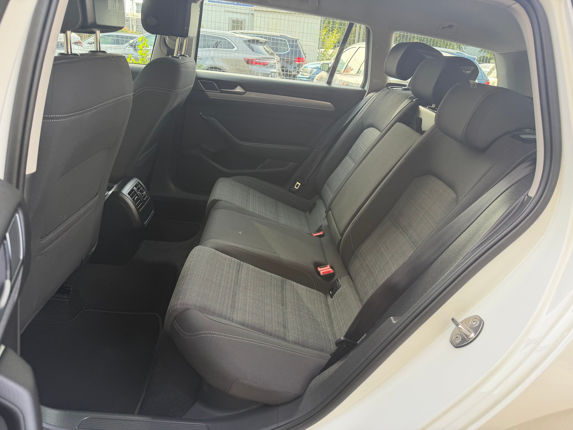 VW Passat Variant 1.6 TDI Business DSG * Gr. Navi * LED * Klima-auto * PDC V&H- RF-Kamera * Tempomat * Ab MFK 19.02.2025 *-image-2