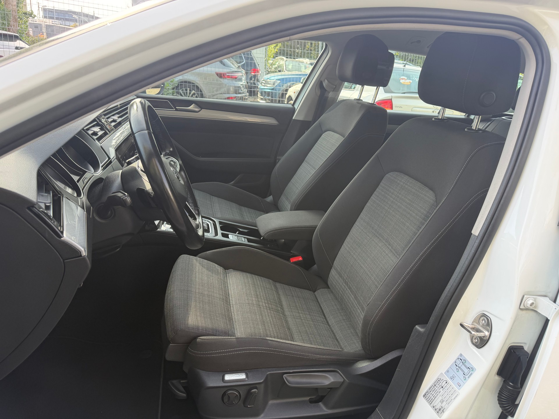 VW Passat Variant 1.6 TDI Business DSG * Gr. Navi * LED * Klima-auto * PDC V&H- RF-Kamera * Tempomat * Ab MFK 19.02.2025 *-image-5