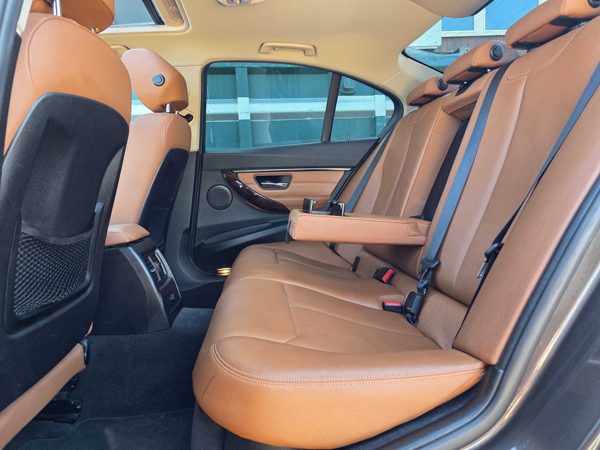 BMW 320i xDrive Luxury Line Steptronic-image-11