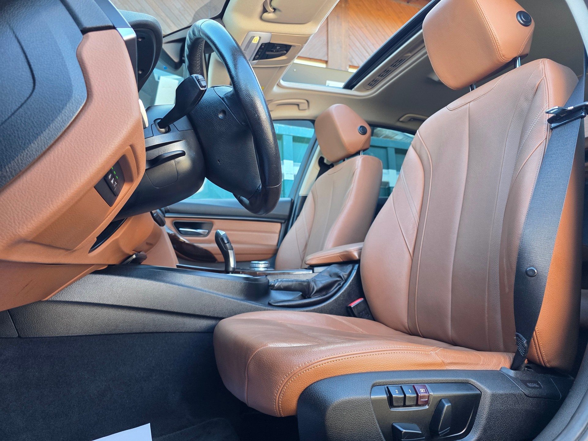 BMW 320i xDrive Luxury Line Steptronic-image-10