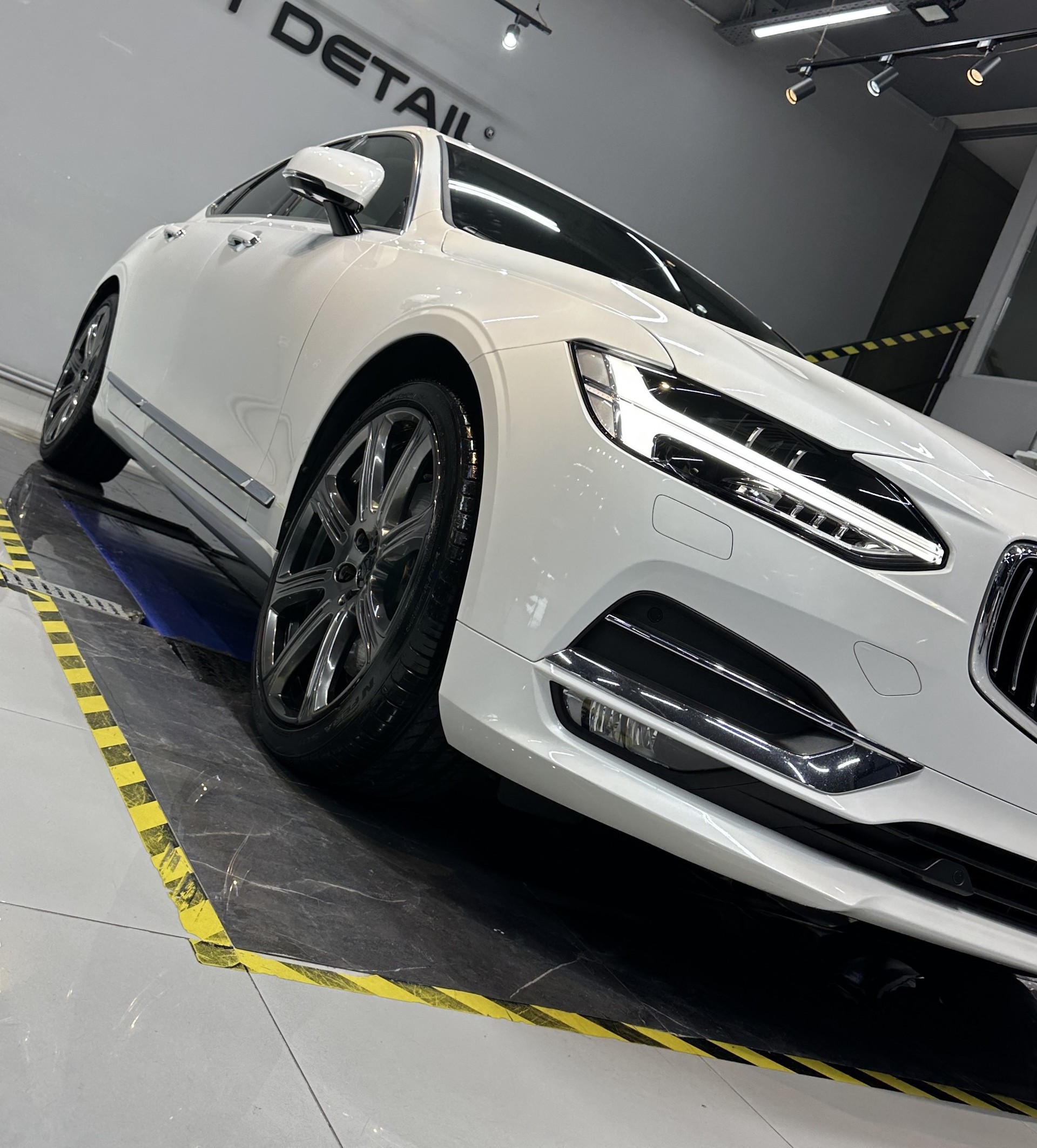 VOLVO 2.0 T6 Inscription AWD * Polestar Tuned *-image-2