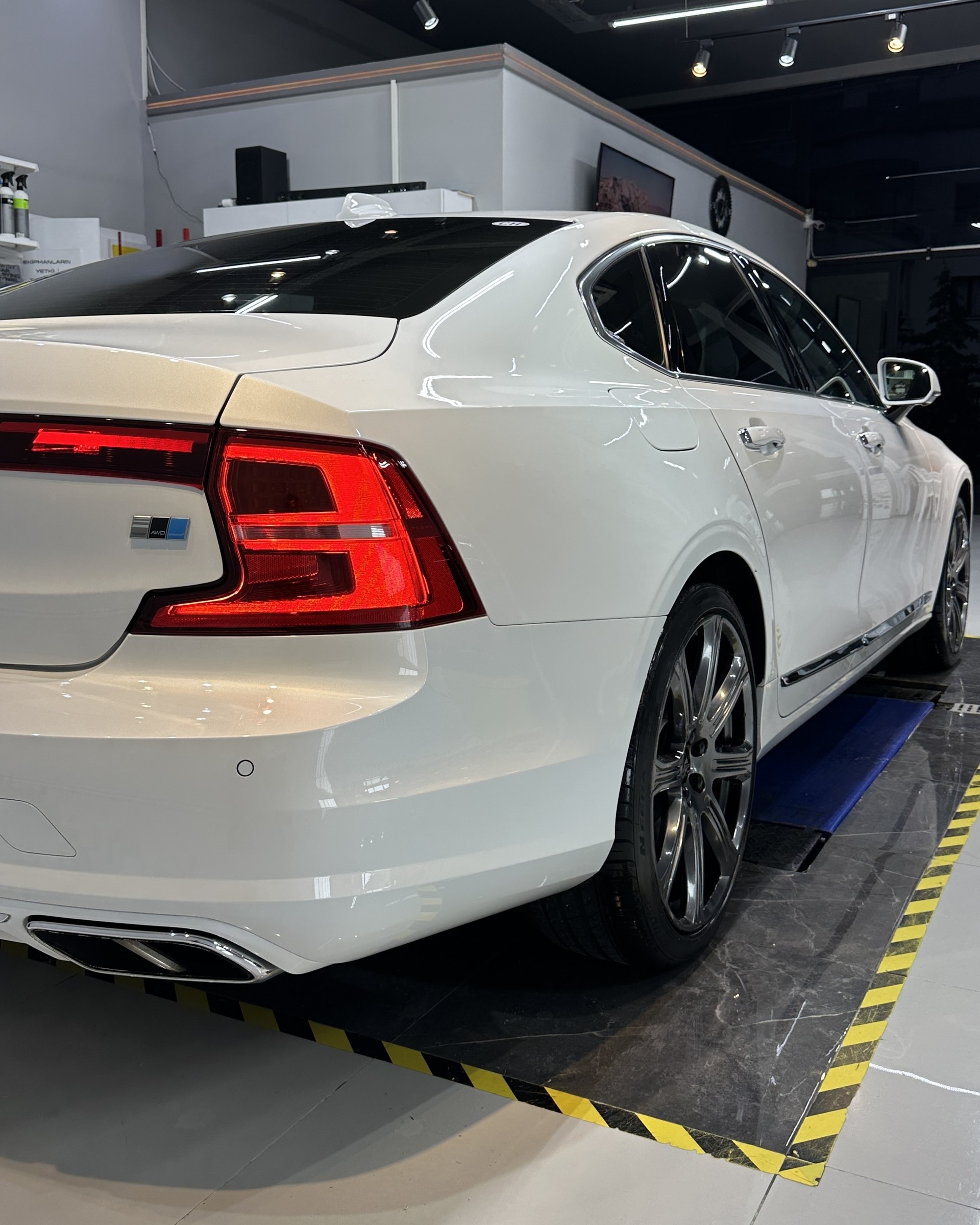 VOLVO 2.0 T6 Inscription AWD * Polestar Tuned *-image-3