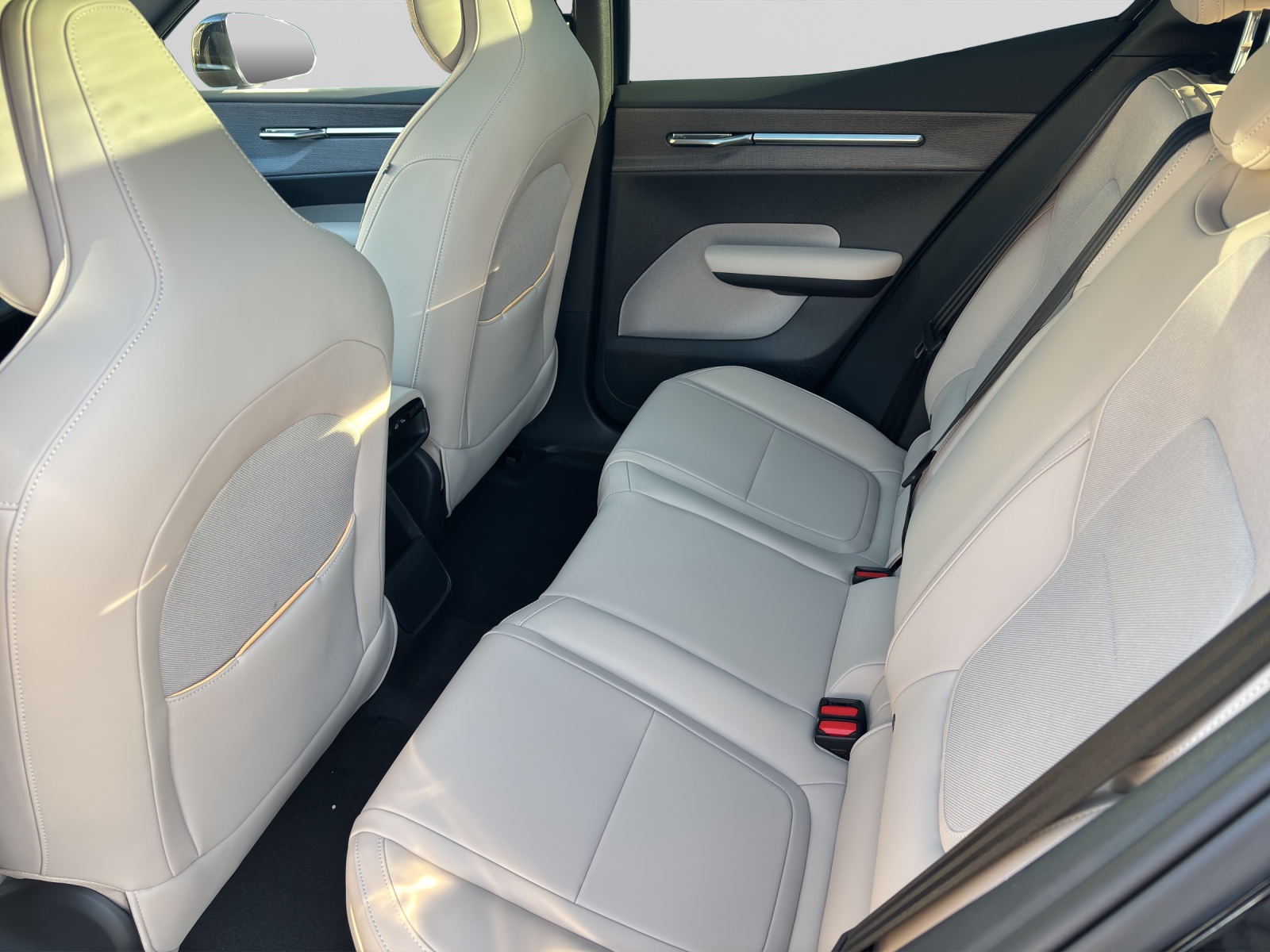 VOLVO EX30 CC P8 Ultra AWD-image-4