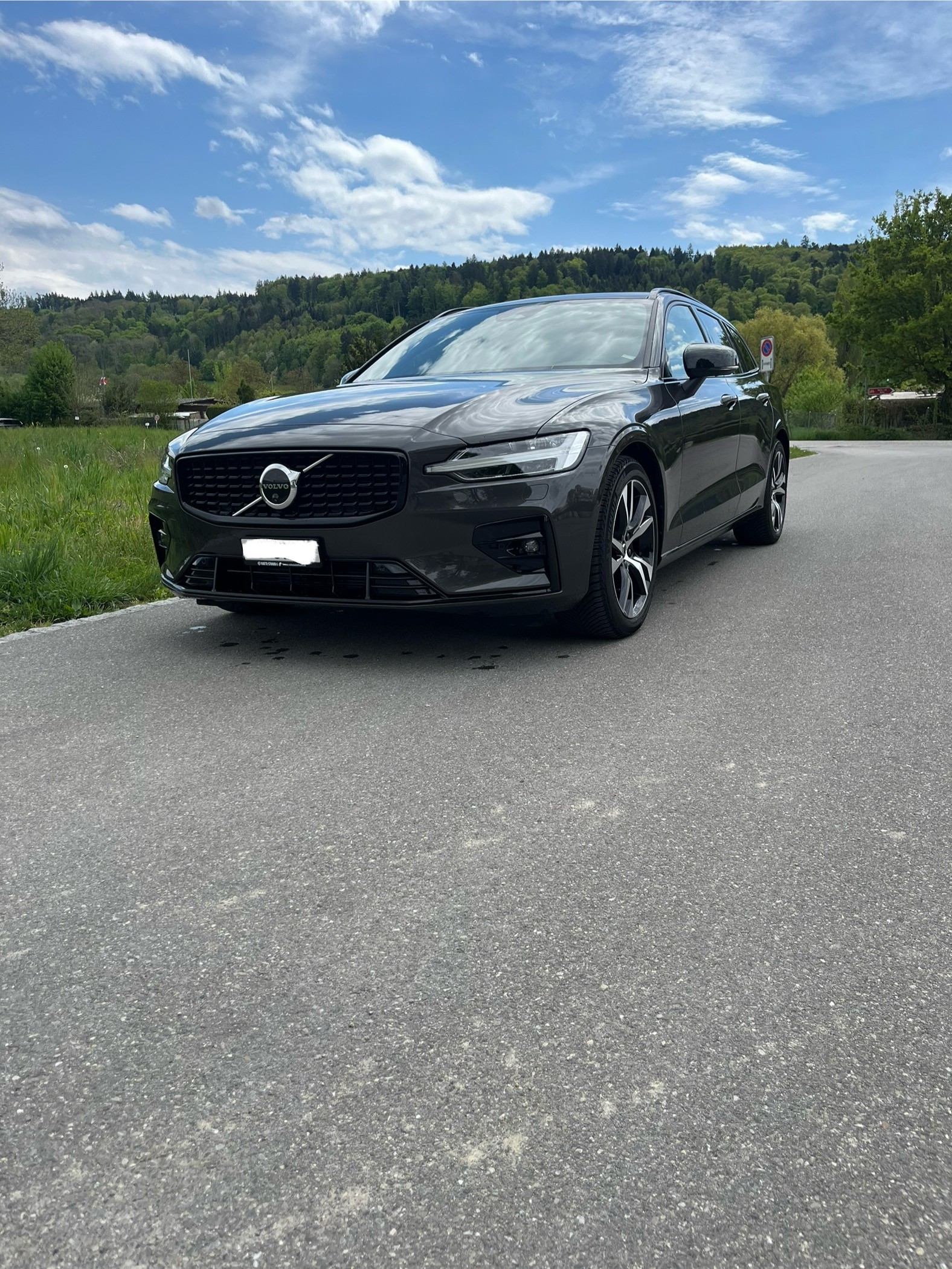 VOLVO V60 B4 Diesel Mild Hybrid Ultimate Dark Geartronic — slika 1