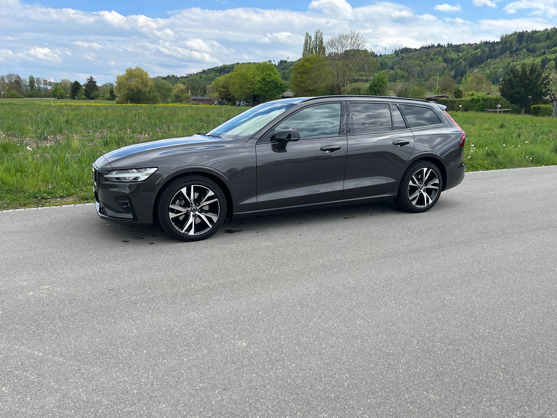 VOLVO V60 B4 Diesel Mild Hybrid Ultimate Dark Geartronic-image-1