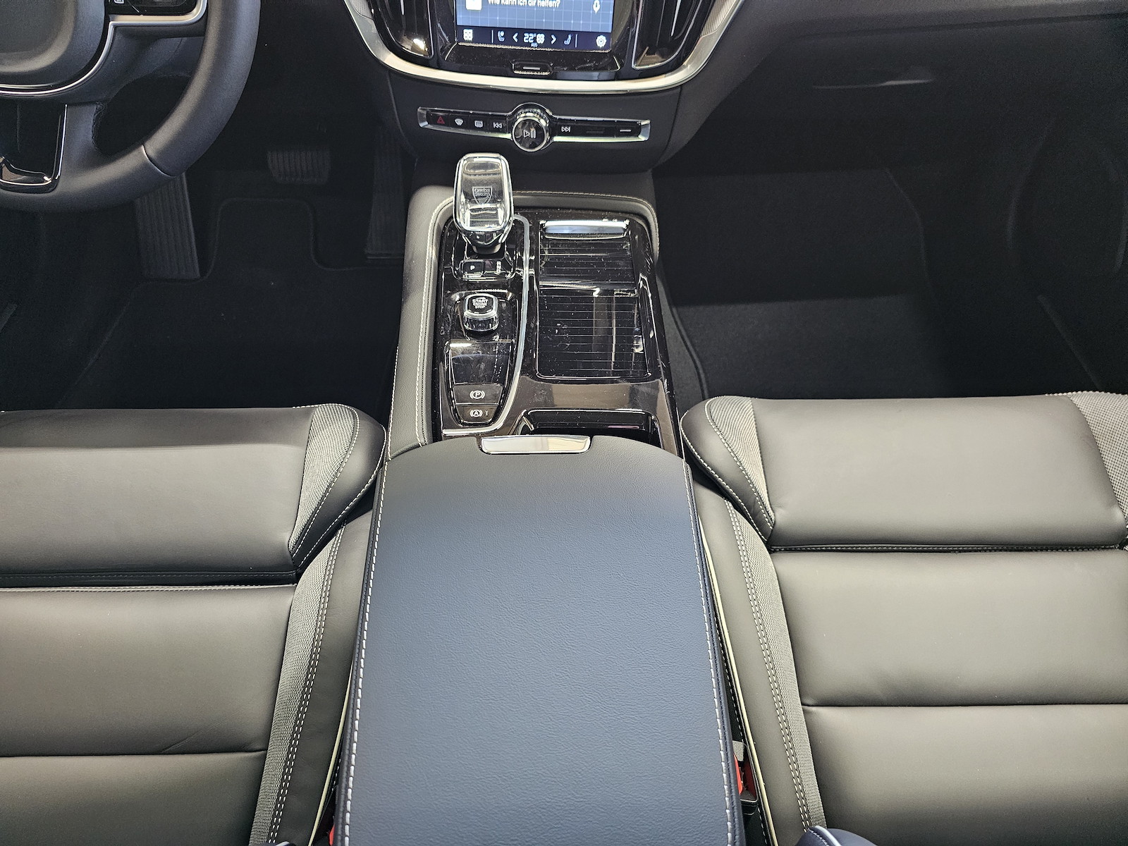 VOLVO V60 2.0 T6 TE Ultimate Dark eAWD-image-11