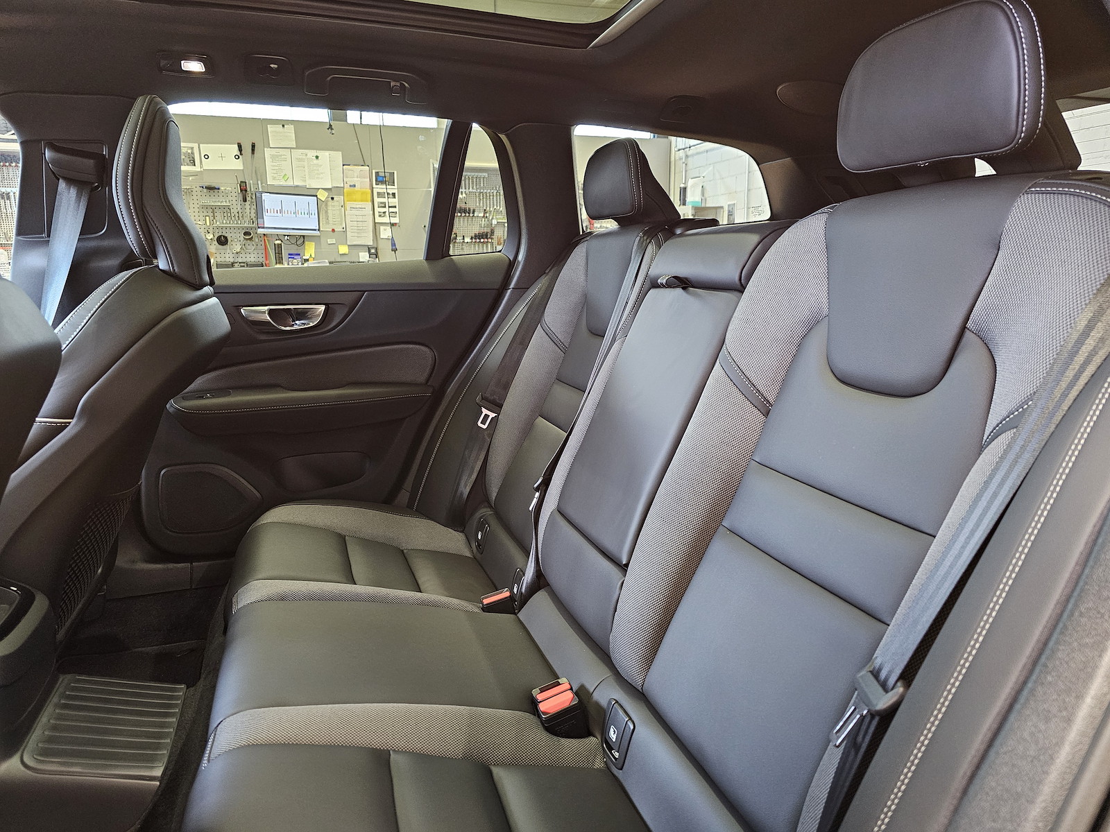 VOLVO V60 2.0 T6 TE Ultimate Dark eAWD-image-13