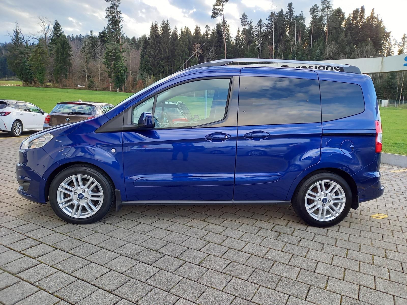 FORD Tourneo Courier 1.0 SCTi Titanium-showroom-element-2