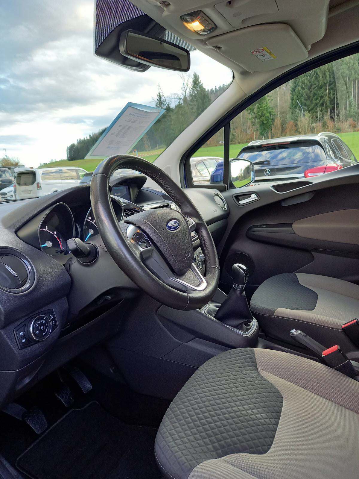 FORD Tourneo Courier 1.0 SCTi Titanium-image-10