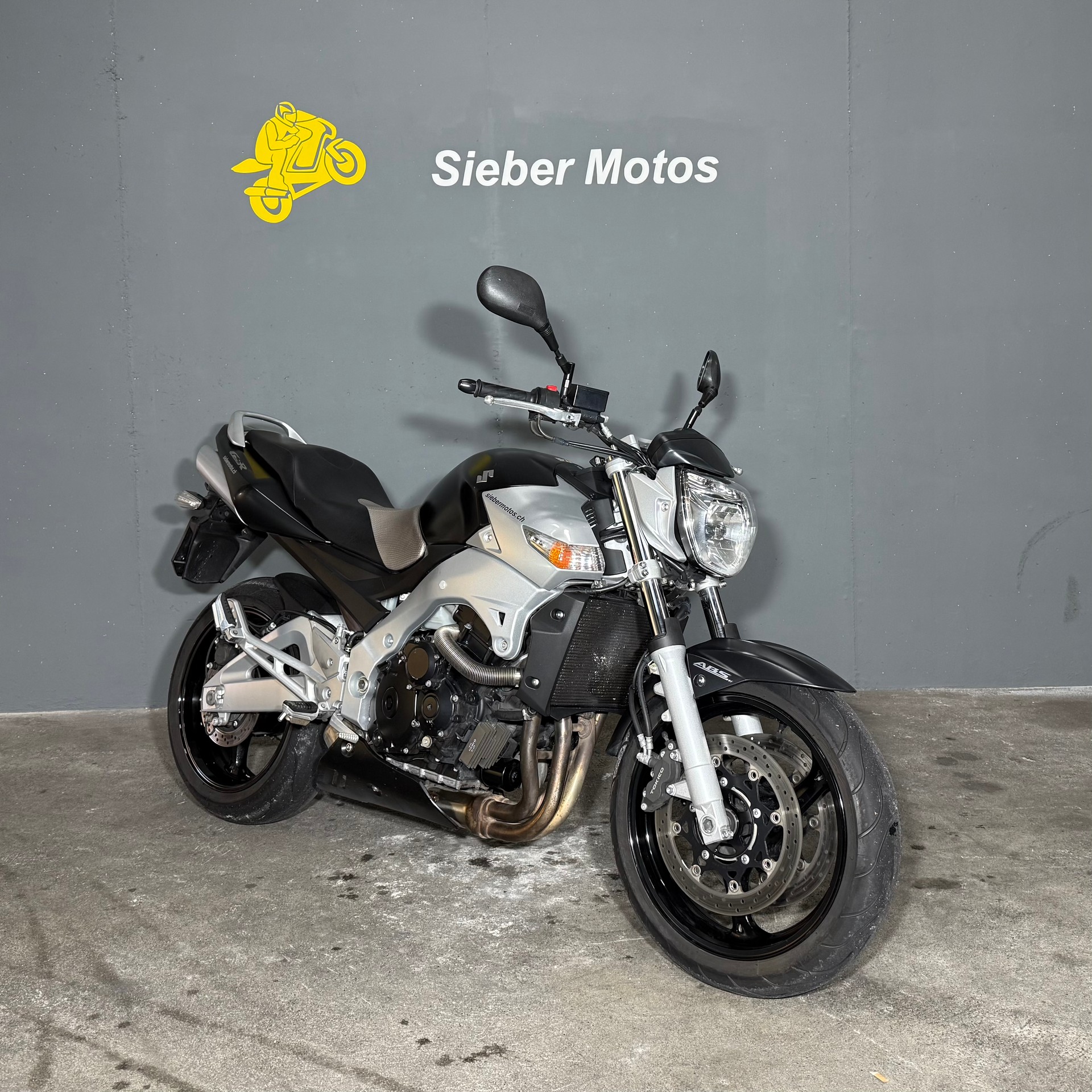 SUZUKI GSR600UA-showroom-element-1