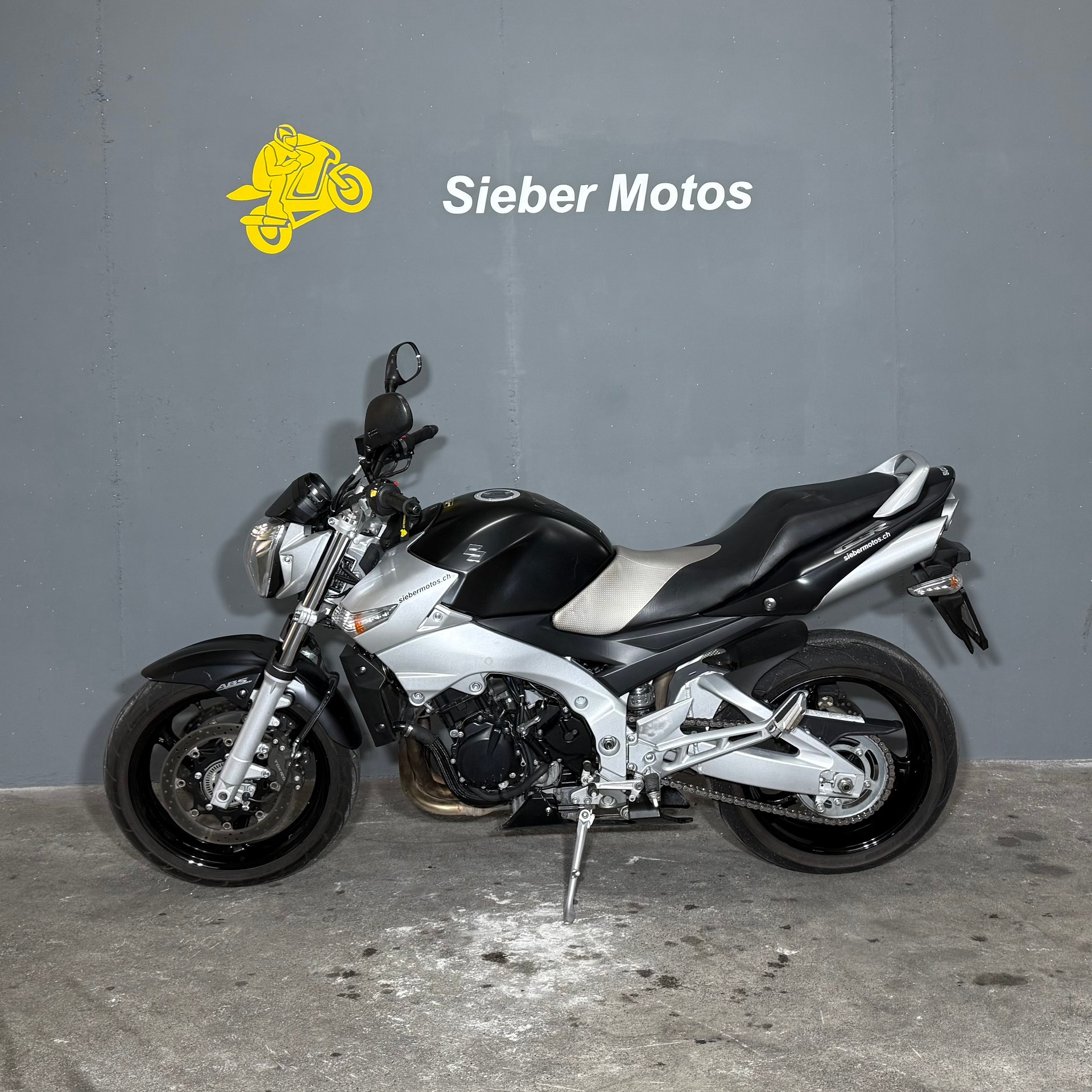 SUZUKI GSR600UA-showroom-element-2