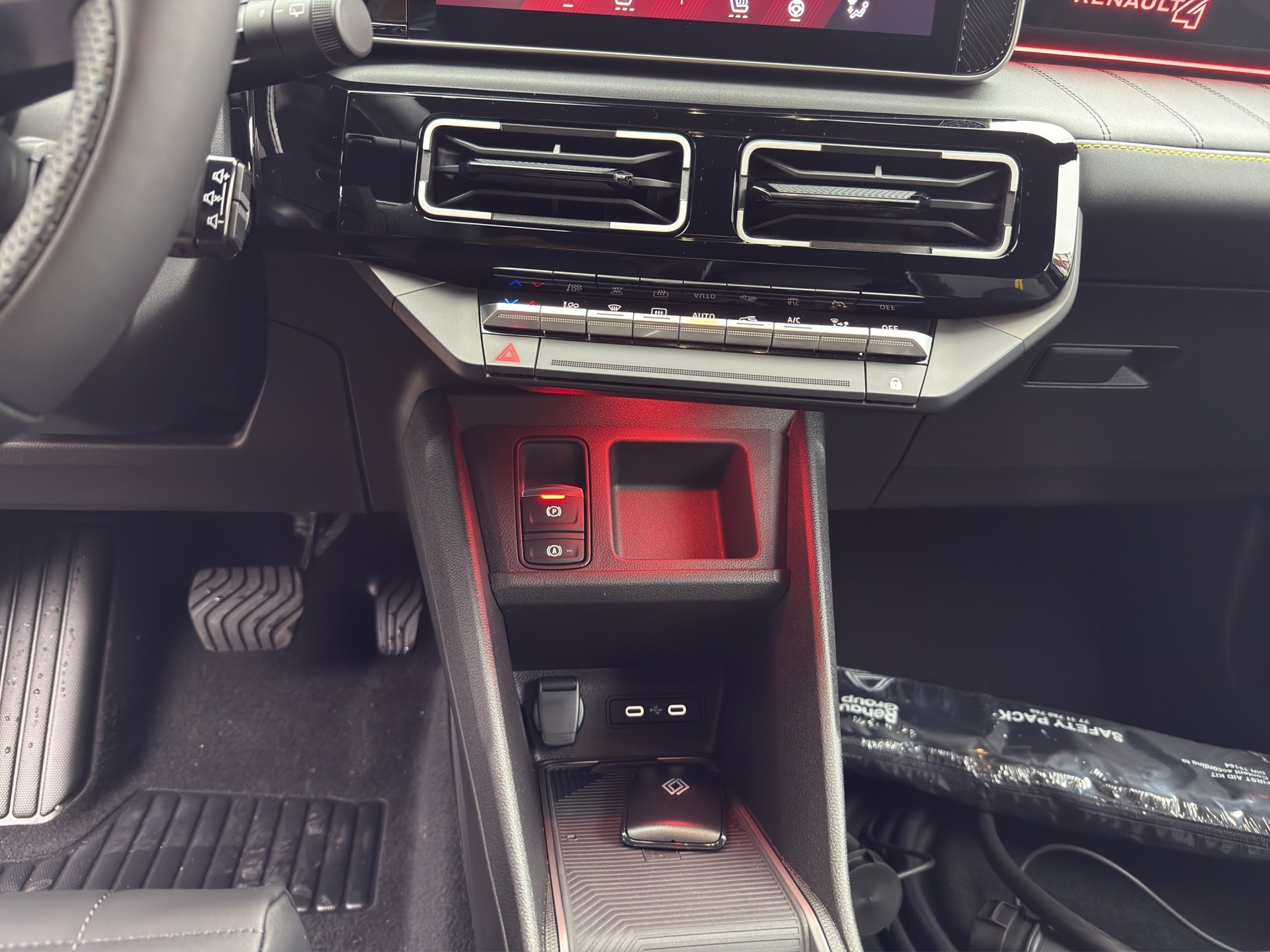 RENAULT R4 E-Tech Comfort Range 52 kWh Iconic-image-11