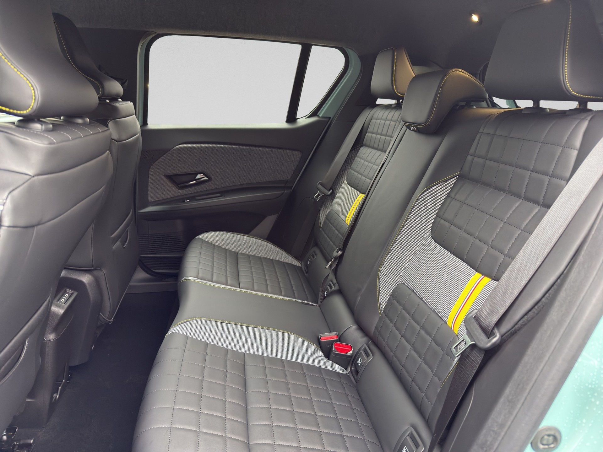 RENAULT R4 E-Tech Comfort Range 52 kWh Iconic-image-14