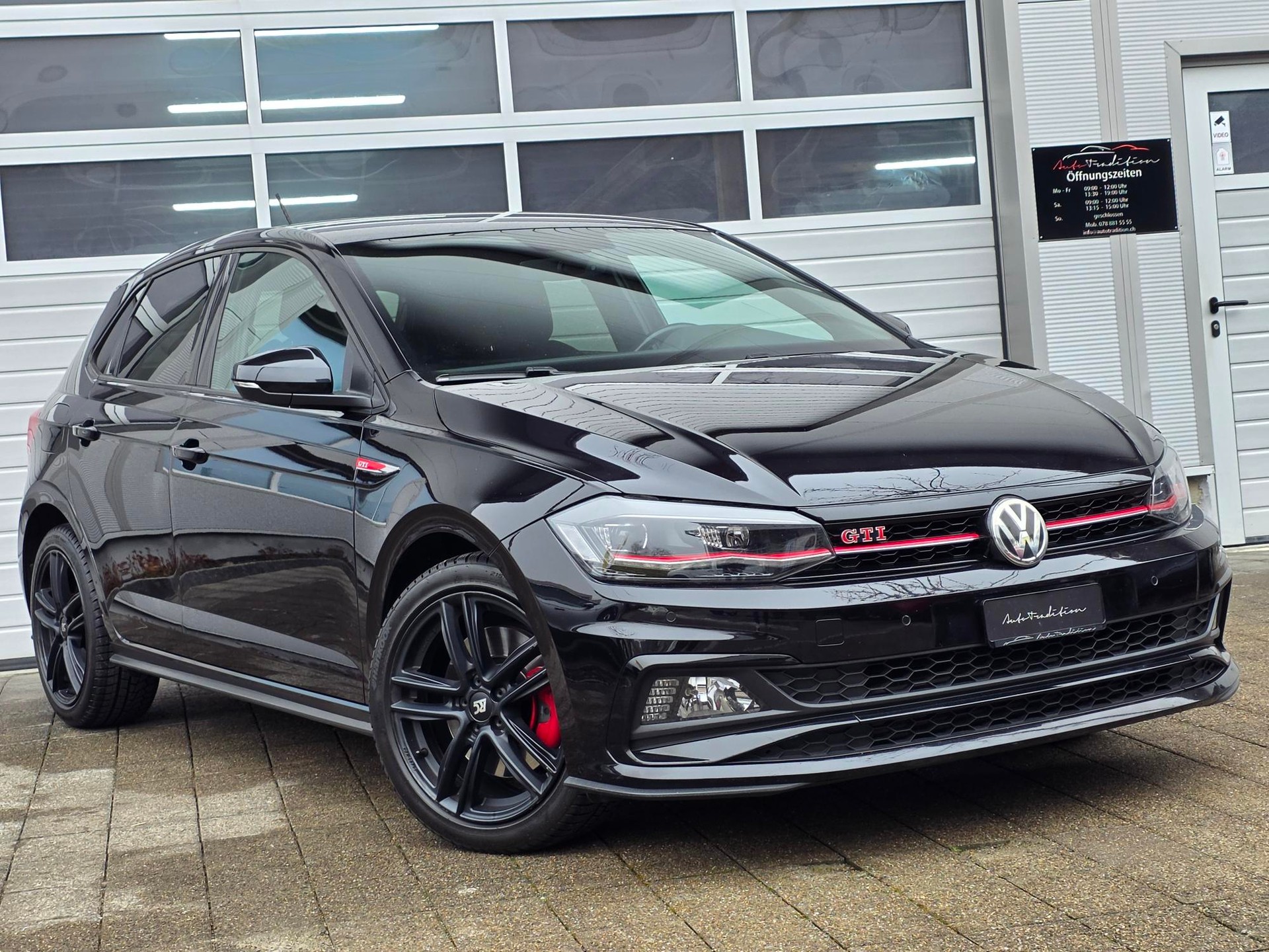 VW Polo 2.0 TSI GTI DSG ** DRIVE ASSIS. - SICHERHEITS PAKET - SPORT FAHRWERK -KEYLESS -APPLE CAR PLAY- LED - ALLES IN SCHWARZ-showroom-element-1